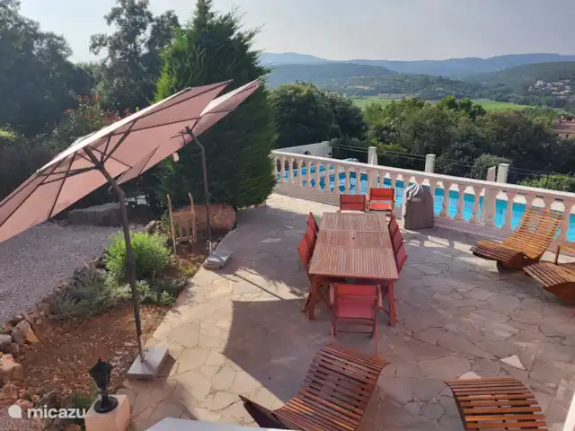 Sur Place | France, Var, Carcès - villa Terrasse à l’étage avec table à manger pour 10 personnes et quatre chaises longues en bois