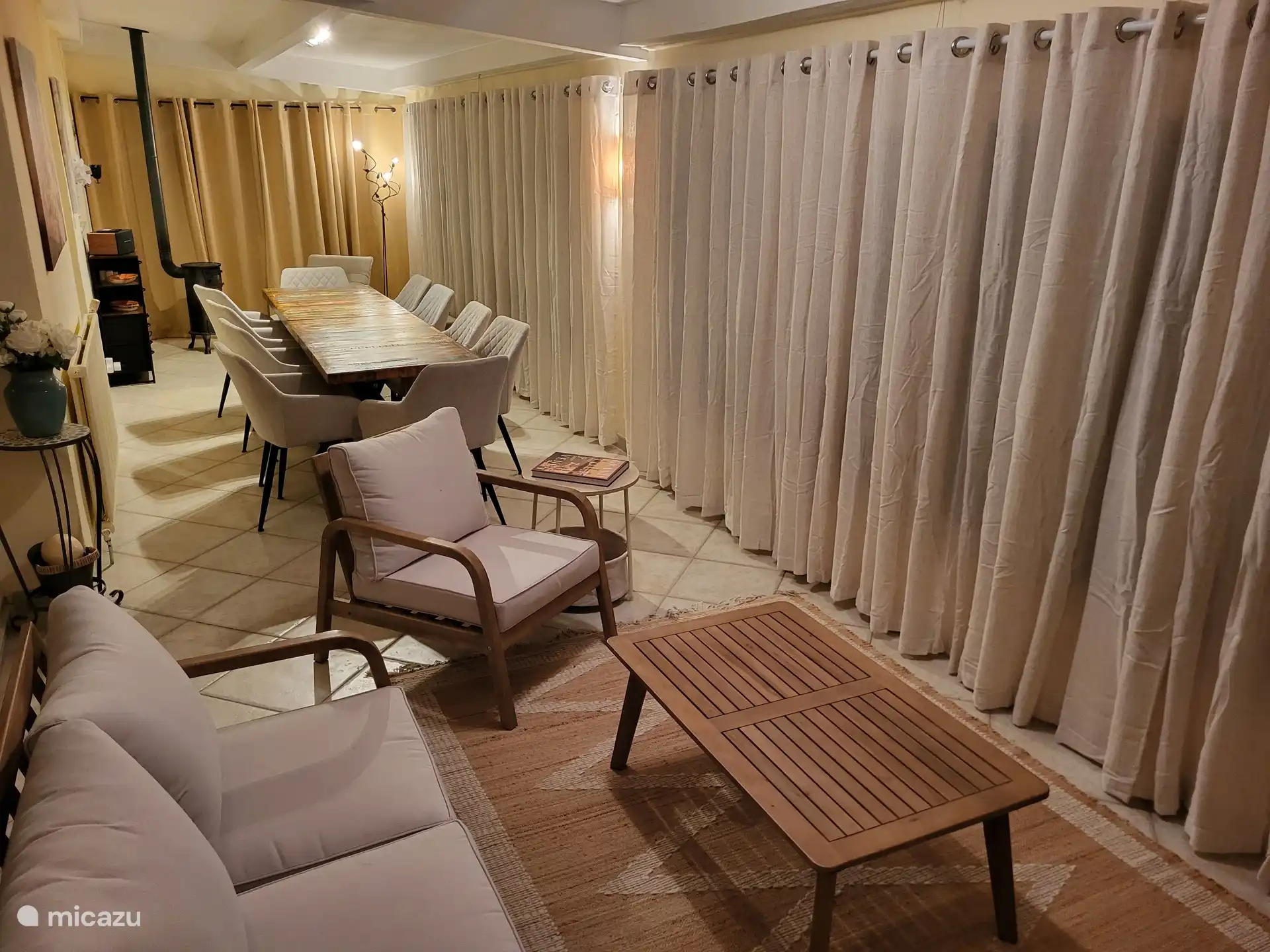 De veranda, 's avonds met de vitrage dicht maakt het een warme en gezellige ruimte