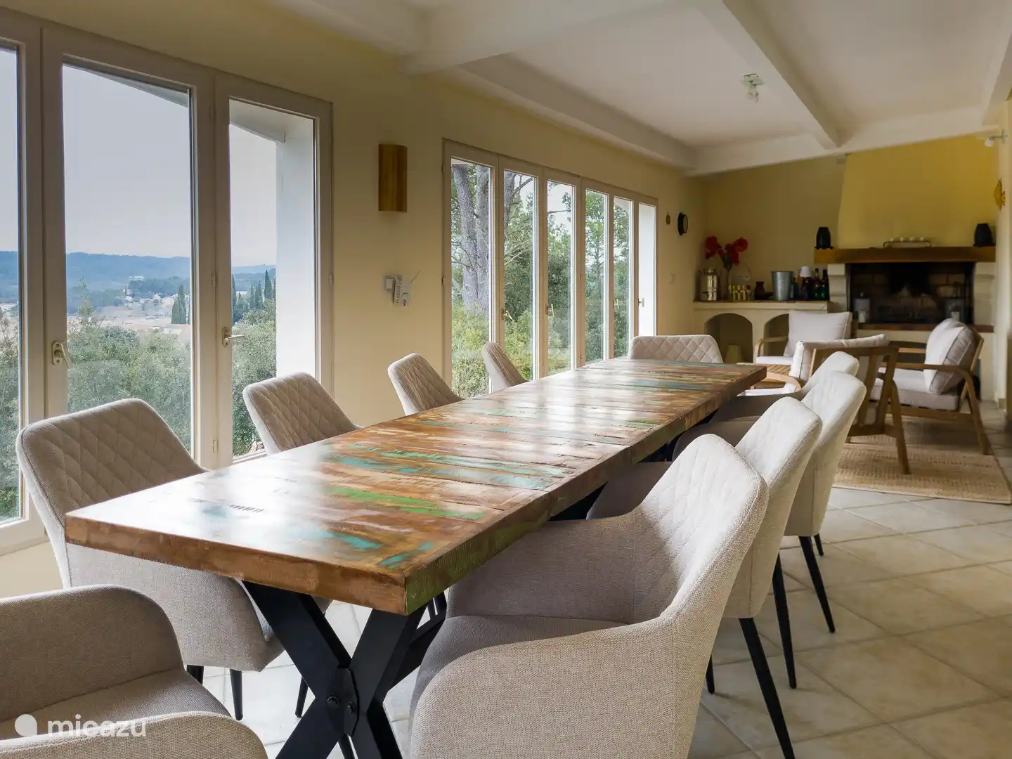 Langer Esstisch für 10 Personen auf der Veranda