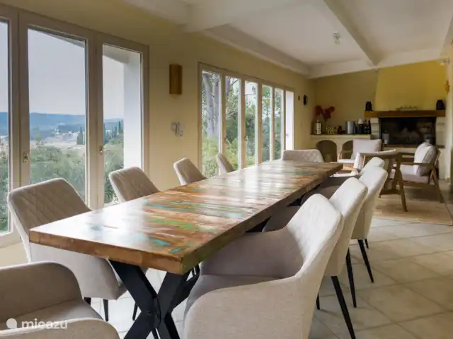 Sur Place | France, Var, Carcès - villa Longue table à manger pour 10 personnes dans la véranda