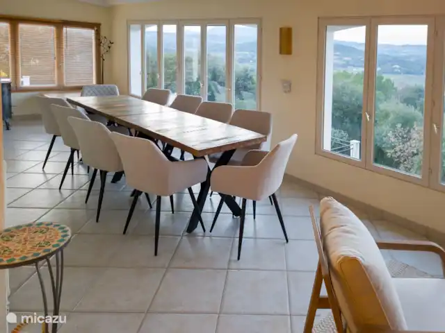 Sur Place | France, Var, Carcès - villa table à manger véranda