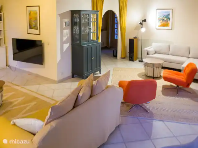 Sur Place | France, Var, Carcès - villa TV 4k, chaîne stéréo Bluetooth et armoire à verre à vin