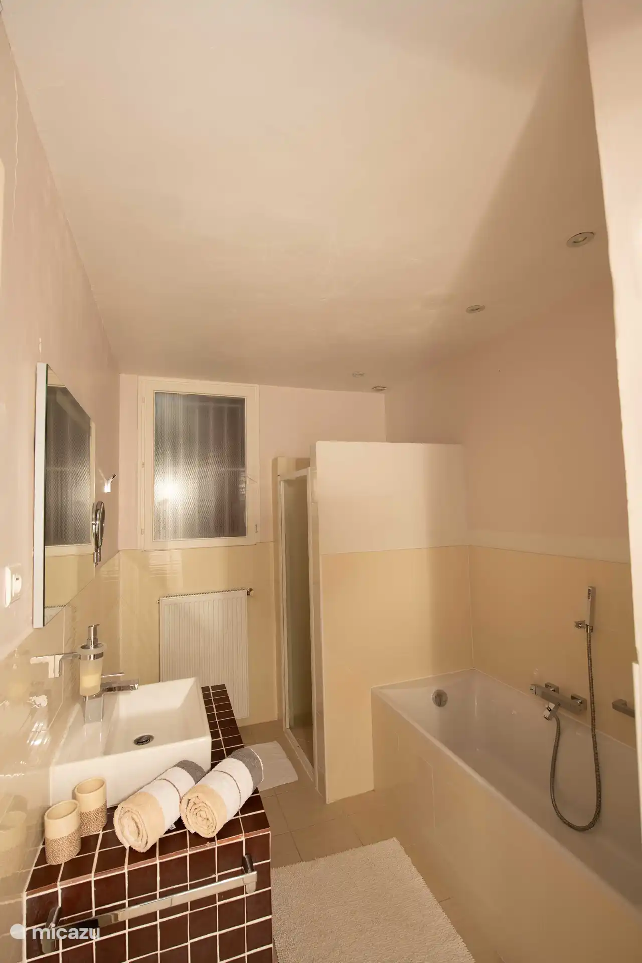 Badezimmer im Obergeschoss mit separater Badewanne und separater Dusche