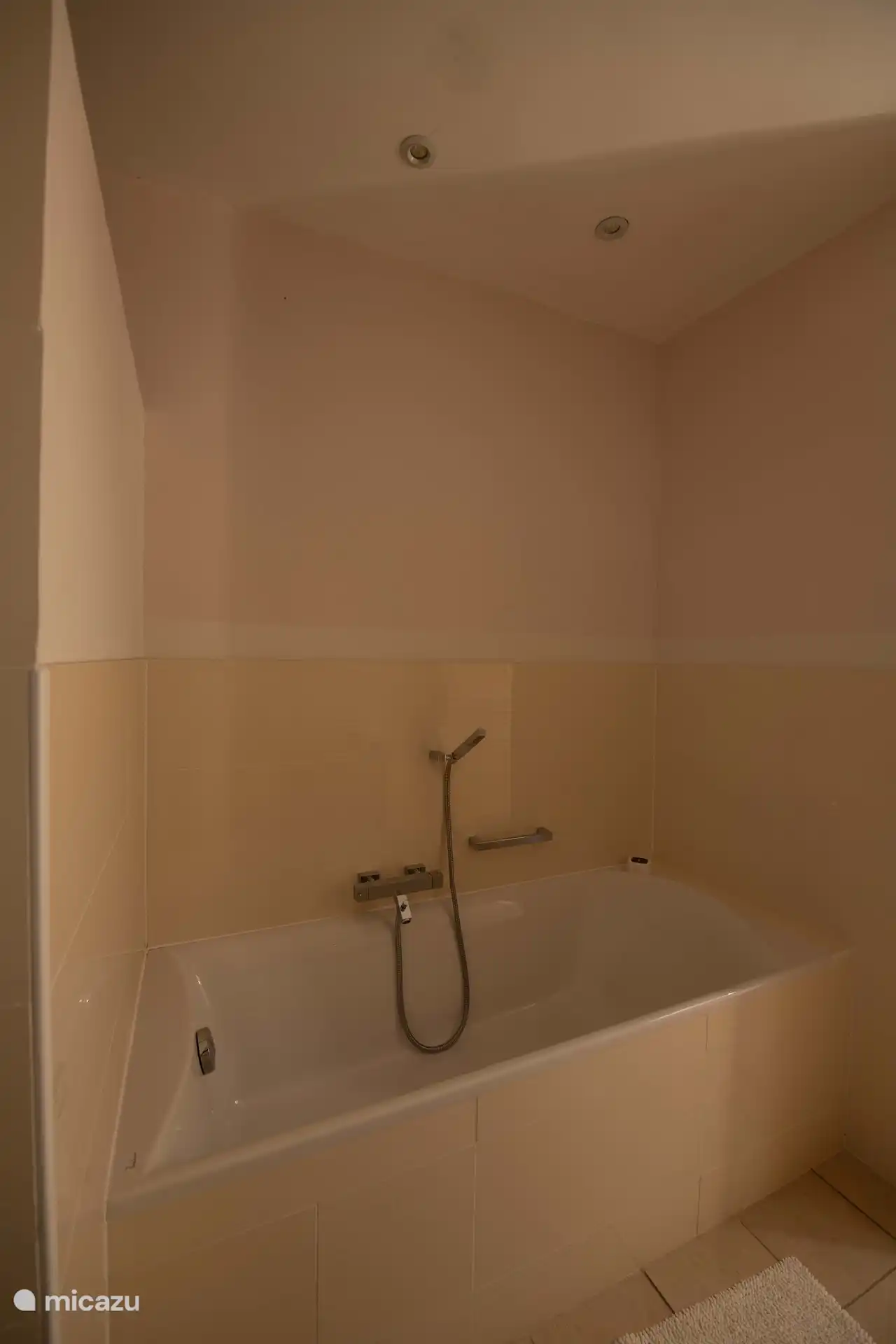 Badezimmer im Obergeschoss mit Badewanne und separater Dusche