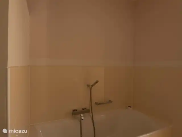 Sur Place | France, Var, Carcès - villa Salle de bain à l’étage avec baignoire et douche séparée