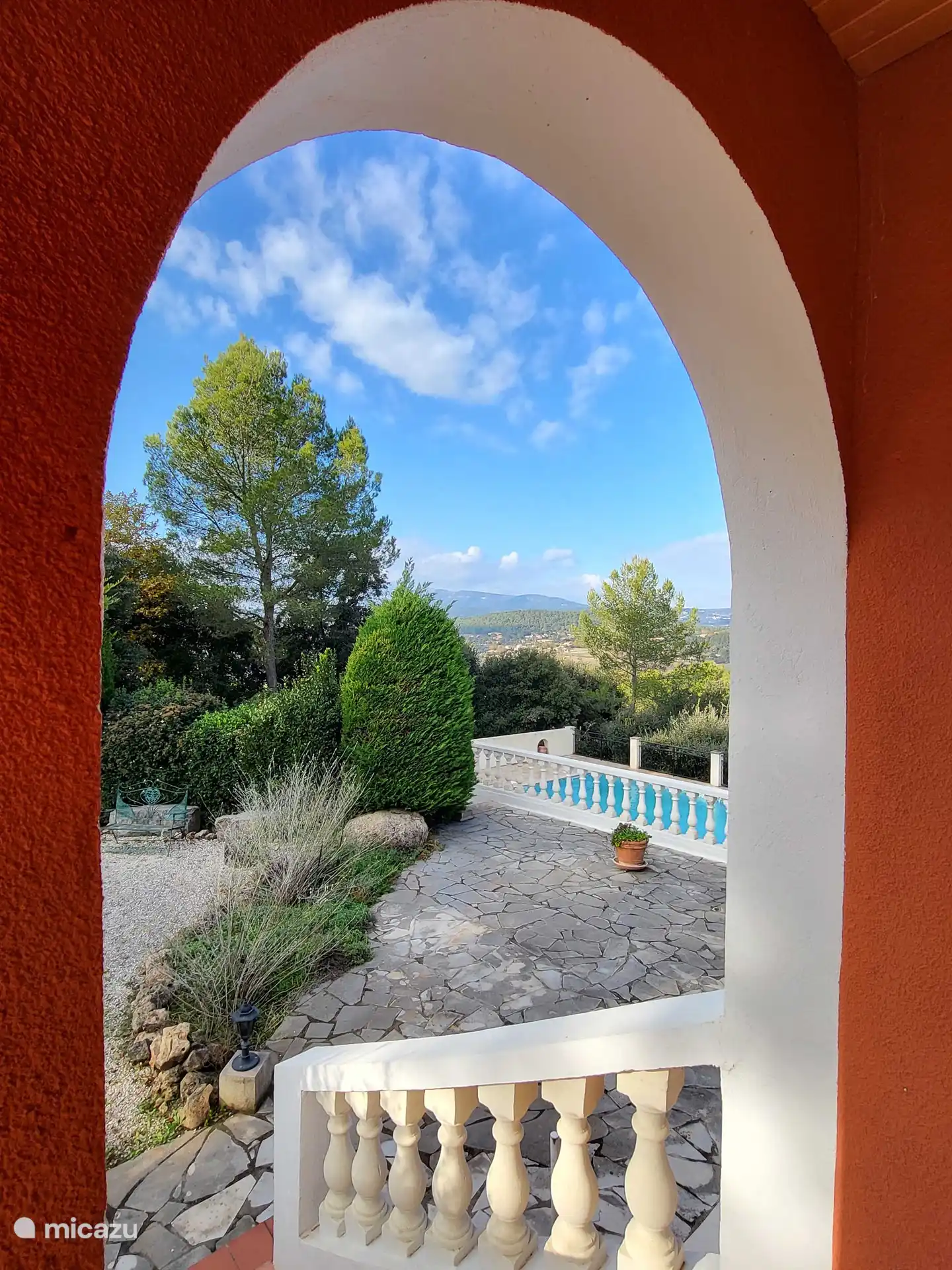 Blick vom Haus auf den Pool und die Umgebung