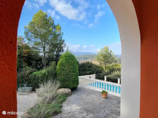 Sur Place | France, Var, Carcès - villa Vue de la maison sur la piscine et les environs