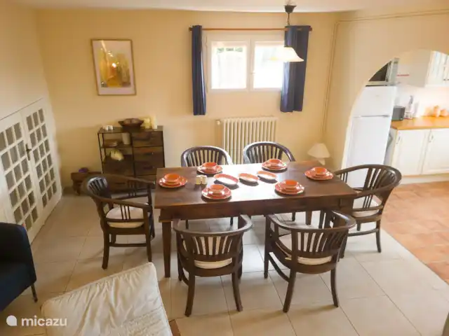 Sur Place | France, Var, Carcès - villa Table à manger 6 personnes dans l’appartement