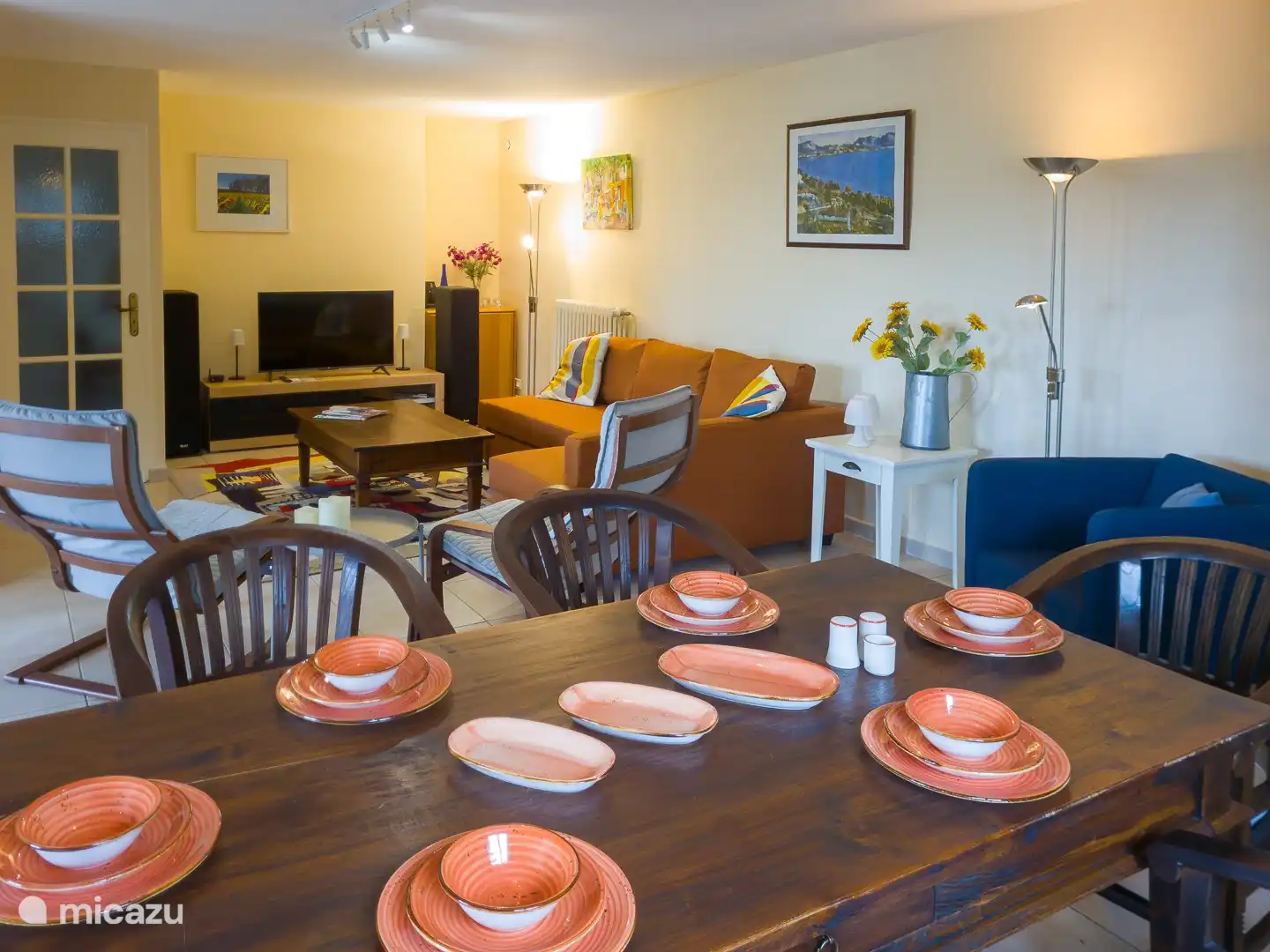 Offenes Wohnzimmer mit 4K-TV und Bluetooth-Stereoanlage