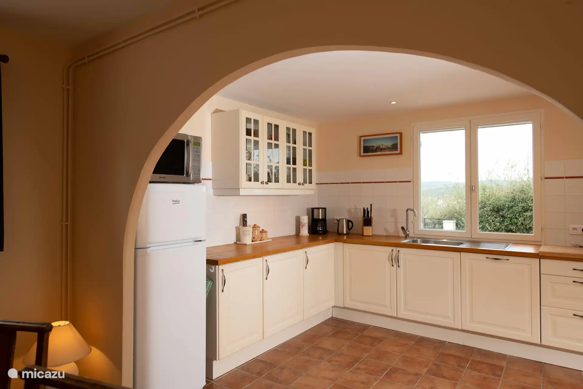 Küchenwohnung, komplett ausgestattet für 6 Personen, mit Nespresso-Kaffeemaschine plus Aufschäumer und Filterkaffeemaschine, Toaster, Besteck und Geschirr für 6 Personen. Geräumiger Kühlschrank mit Gefrierfach, Geschirrspüler und Backofen / Mikrowelle.