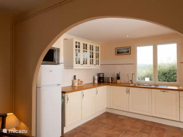 Sur Place | France, Var, Carcès - villa Cuisine appartement, entièrement équipée pour 6 personnes, avec machine à café Nespresso plus mousseur et machine à café goutte à goutte, grille-pain, couverts et vaisselle pour 6 personnes. Réfrigérateur spacieux avec compartiment congélateur, lave-vaisselle et four / micro-ondes.