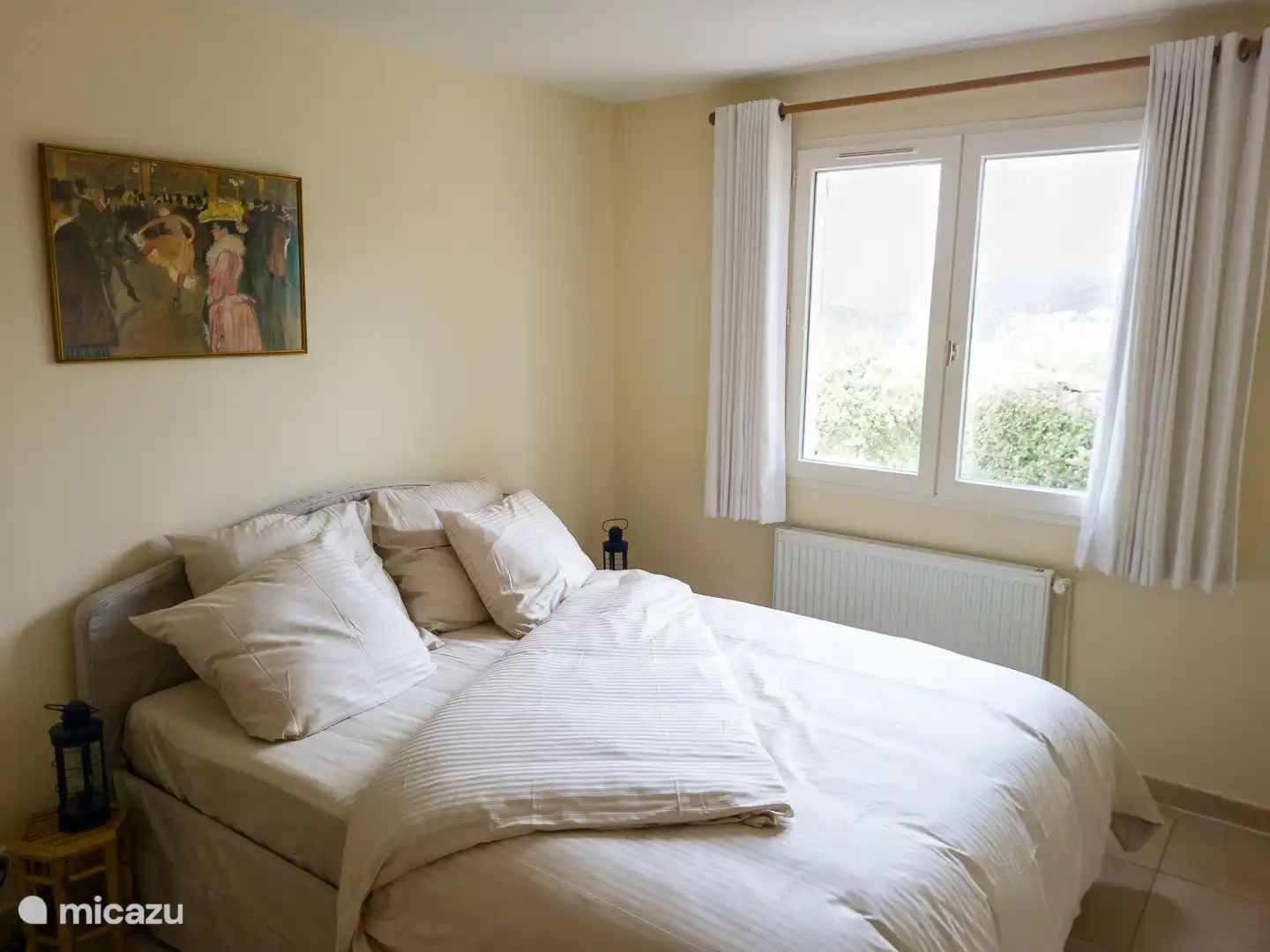 Doppelbett (160x200) in der Wohnung mit Sommer- und Winterbettdecke.