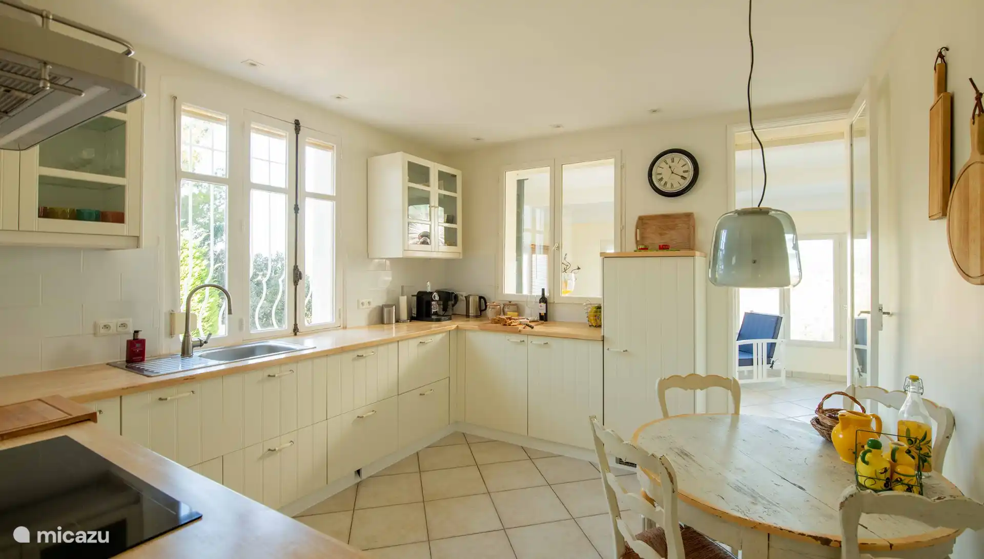 Voll ausgestattete Küche für 10 Personen, zwei Kühlschränke, Backofen, Mikrowelle, Induktionskochfeld, Geschirrspüler, Nespresso. Dritter Kühlschrank mit Gefrierfach in der Garage verfügbar