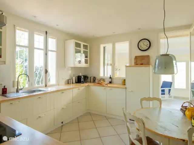 Sur Place | France, Var, Carcès - villa Cuisine entièrement équipée pour 10 personnes, deux réfrigérateurs, four, micro-ondes, plaque à induction, lave-vaisselle, Nespresso. Troisième réfrigérateur/congélateur disponible dans le garage