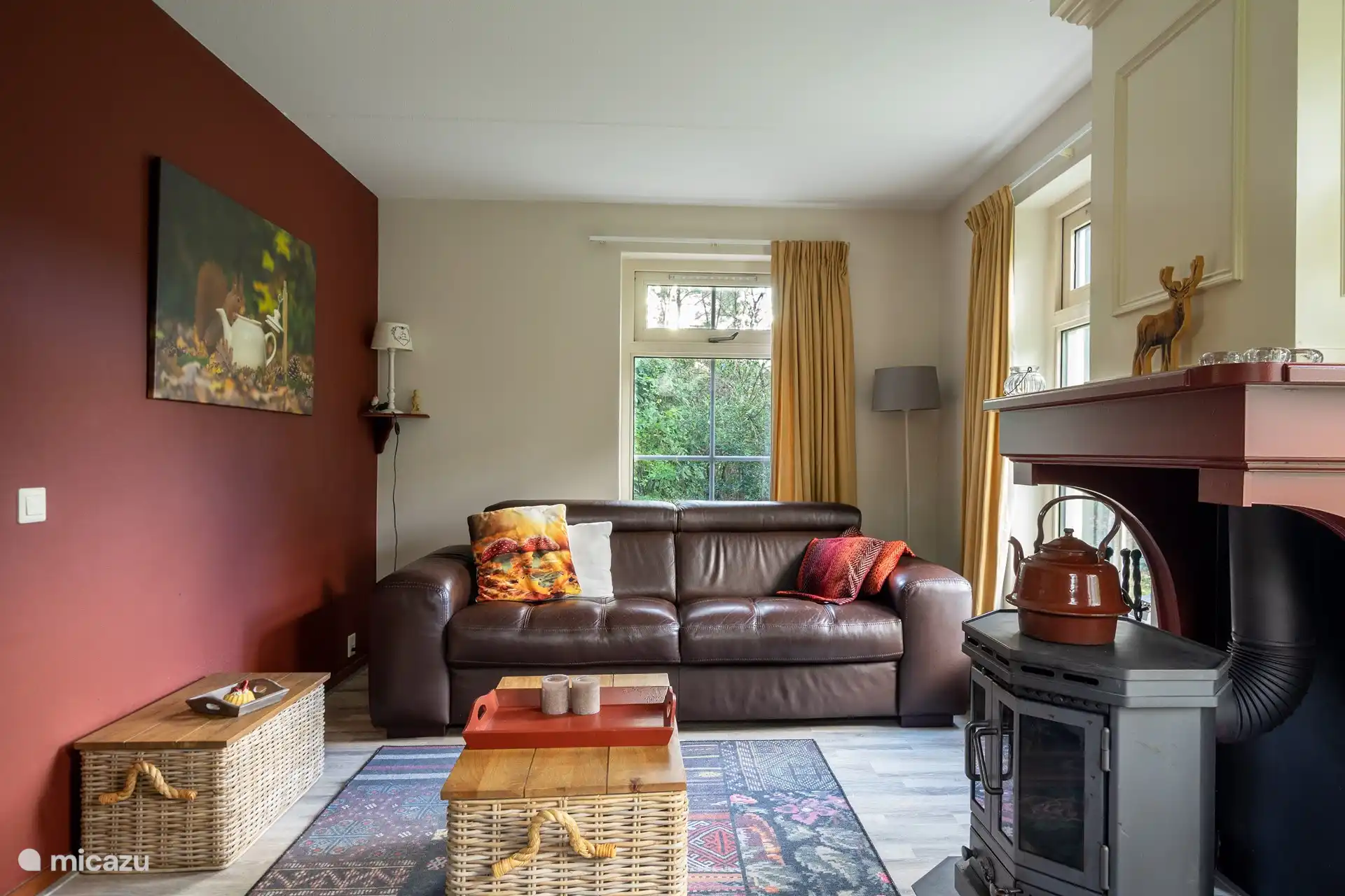 Zimmer im Obergeschoss mit Holzofen und Sitzgelegenheiten