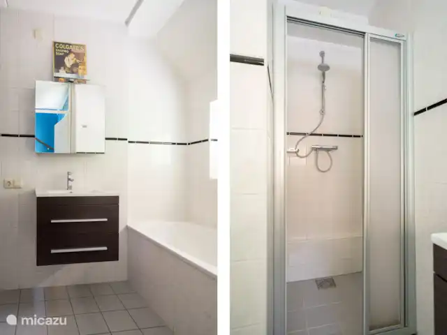 Lieu idyllique | Pays-Bas, Drenthe, Diever - maison de vacances salle de bain avec lavabo, baignoire et douche