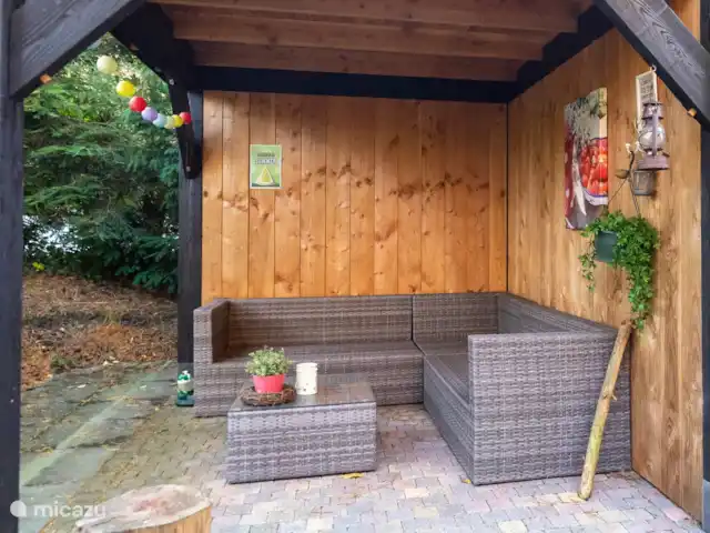 Lieu idyllique | Pays-Bas, Drenthe, Diever - maison de vacances Auvent de jardin avec abri pour 2 vélos, et un ensemble de salon, où vous pourrez profiter de la nature autour de vous