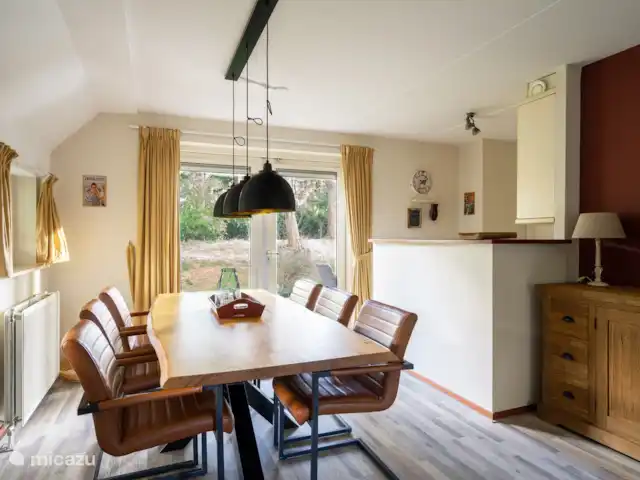 Lieu idyllique | Pays-Bas, Drenthe, Diever - maison de vacances Salon spacieux avec salle à manger et portes-fenêtres donnant sur la terrasse et la cour arrière. Sur la droite, bar avec cuisine ouverte.