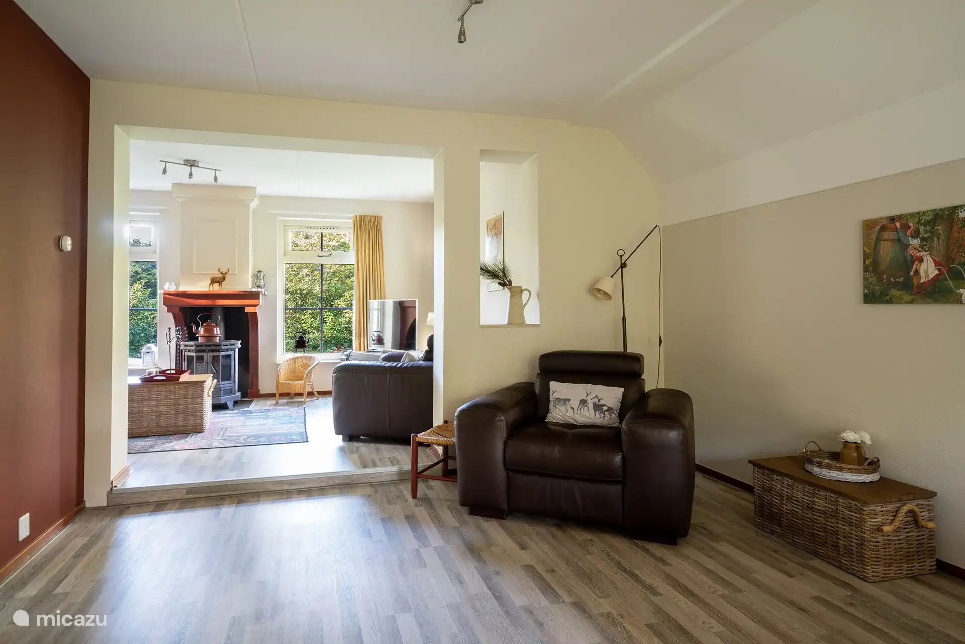 geräumiges Wohnzimmer und Blick auf das Zimmer im Obergeschoss