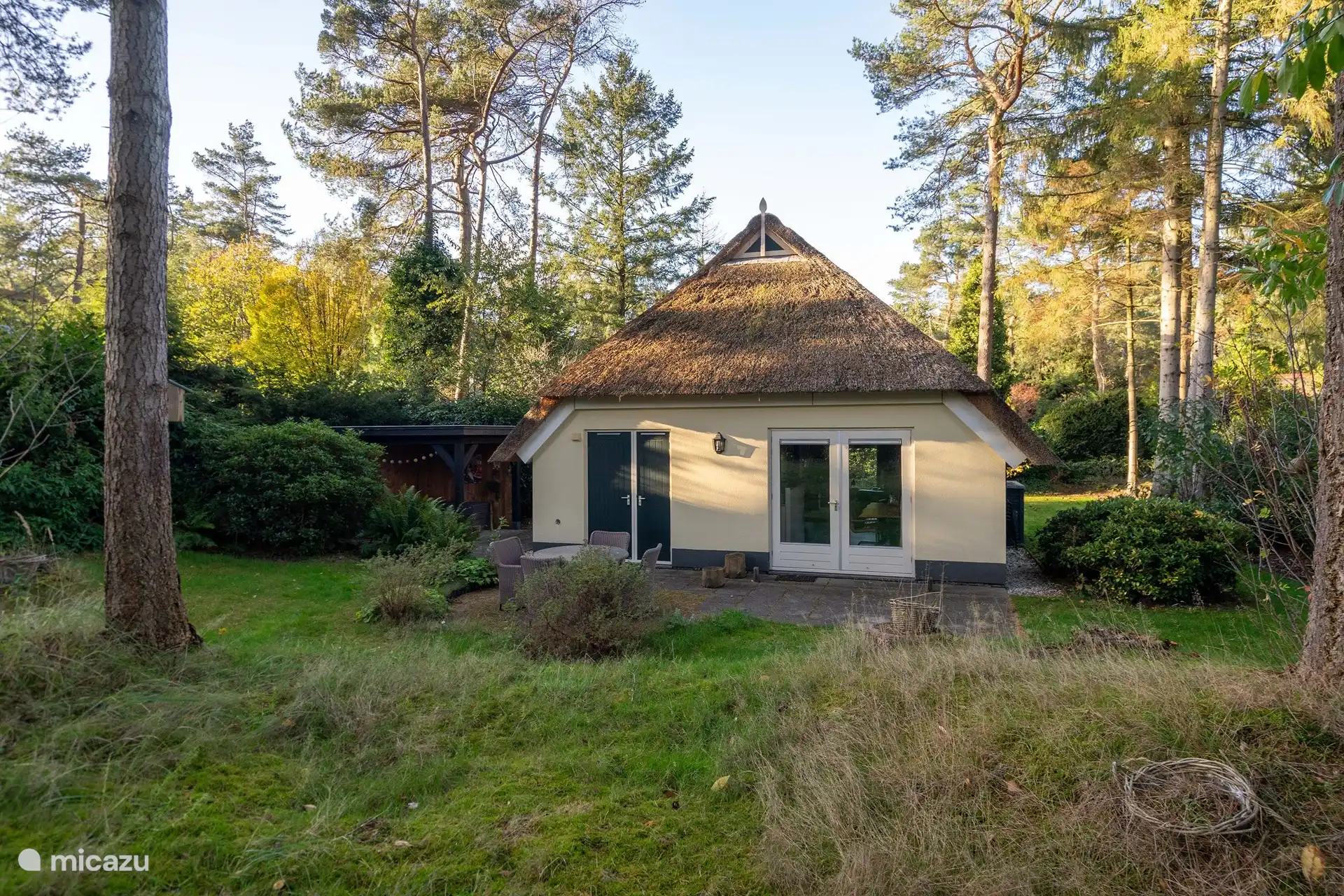 Rückseite des Ferienhauses mit linker Tür zum Hauswirtschaftsraum und zur Küche. Die 2. Tür vom linken Meterschrank / kleiner Abstellraum. Rechts die Terrassentüren zum Wohnzimmer mit Esszimmer