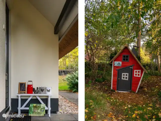 Lieu idyllique | Pays-Bas, Drenthe, Diever - maison de vacances à gauche à l’entrée de la maison, et à droite maison de jeux pour enfants avec casseroles et poêles et coin salon