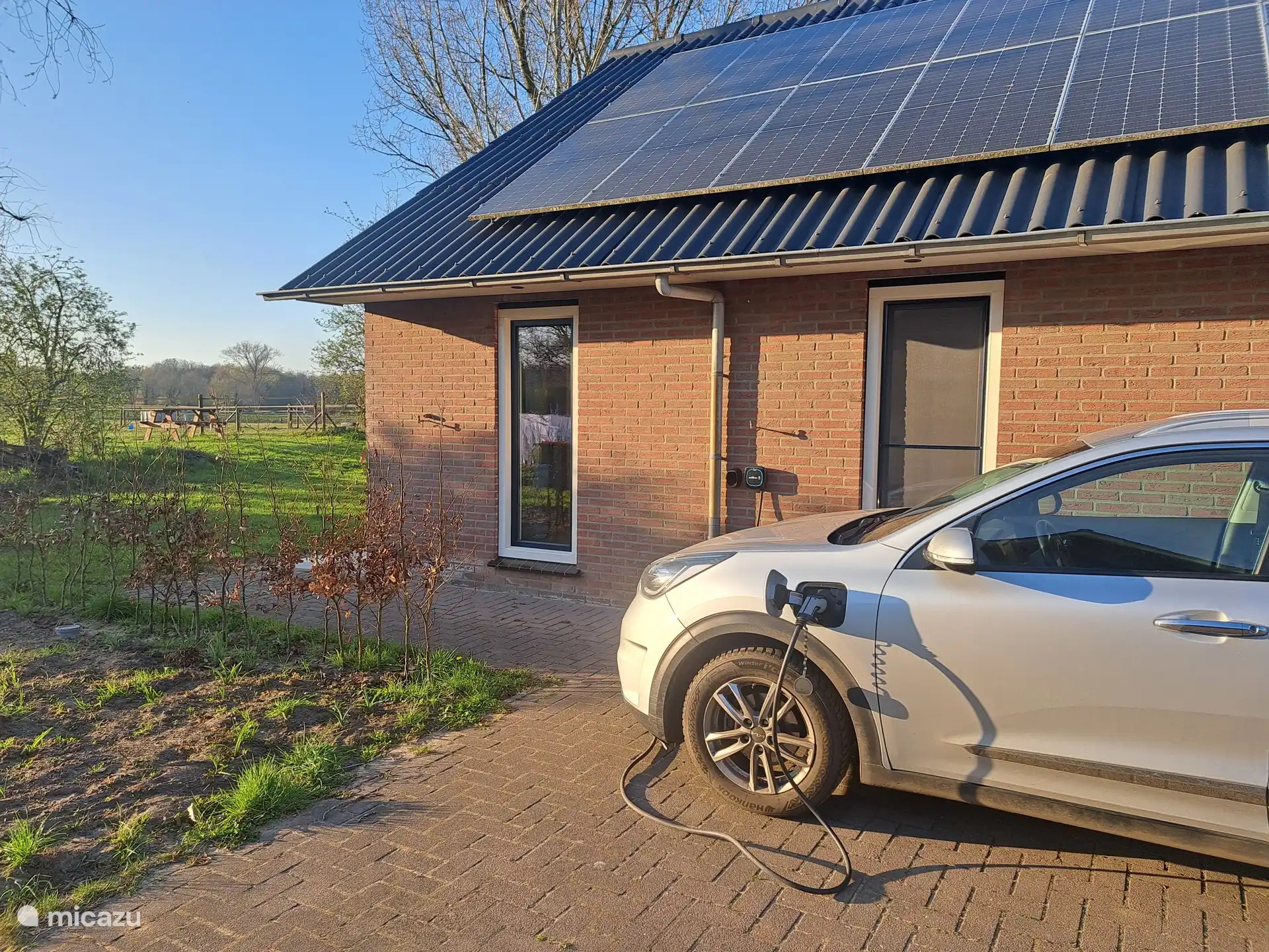 Il y a une borne de recharge Wallbox sur le parking