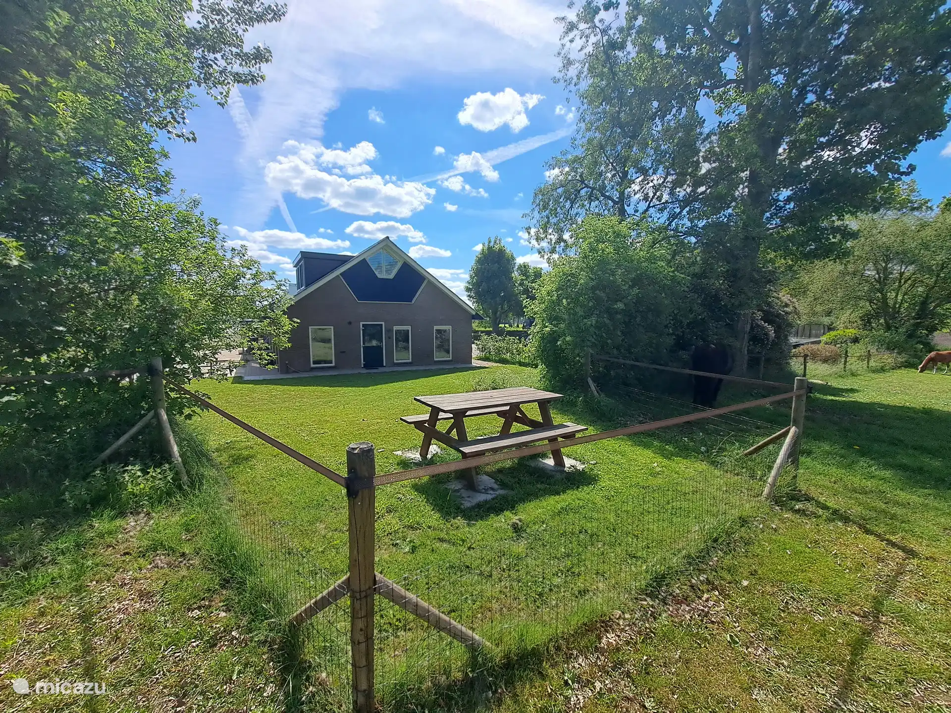 Terrasse dans le pré