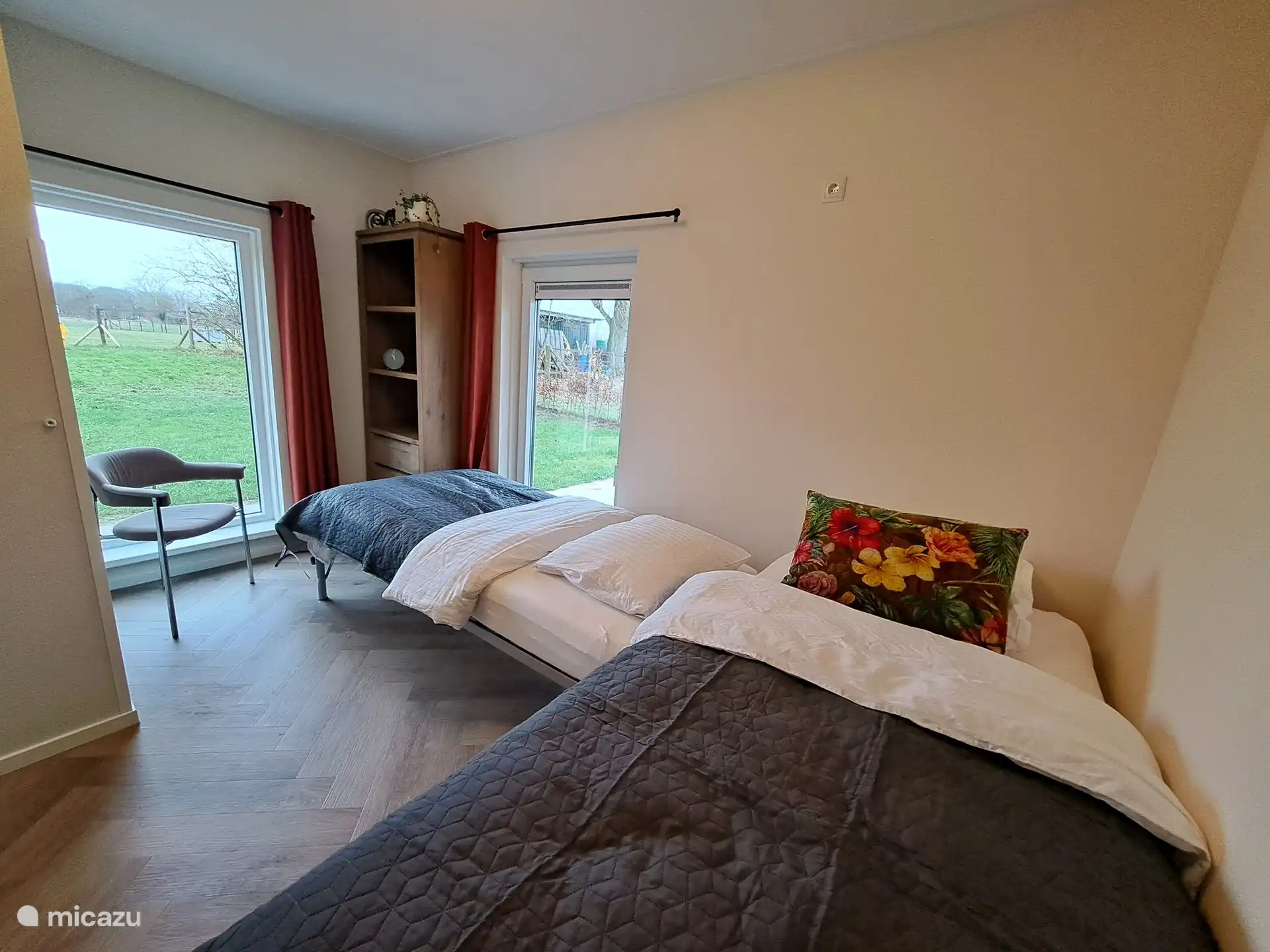 Arrangement avec 2 lits simples dans la chambre du bas