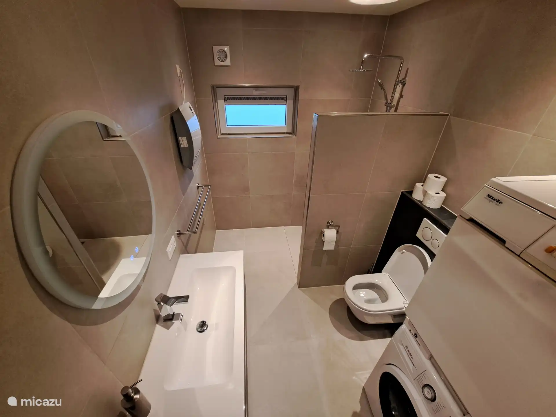 Salle de bain avec lave-linge et sèche-linge