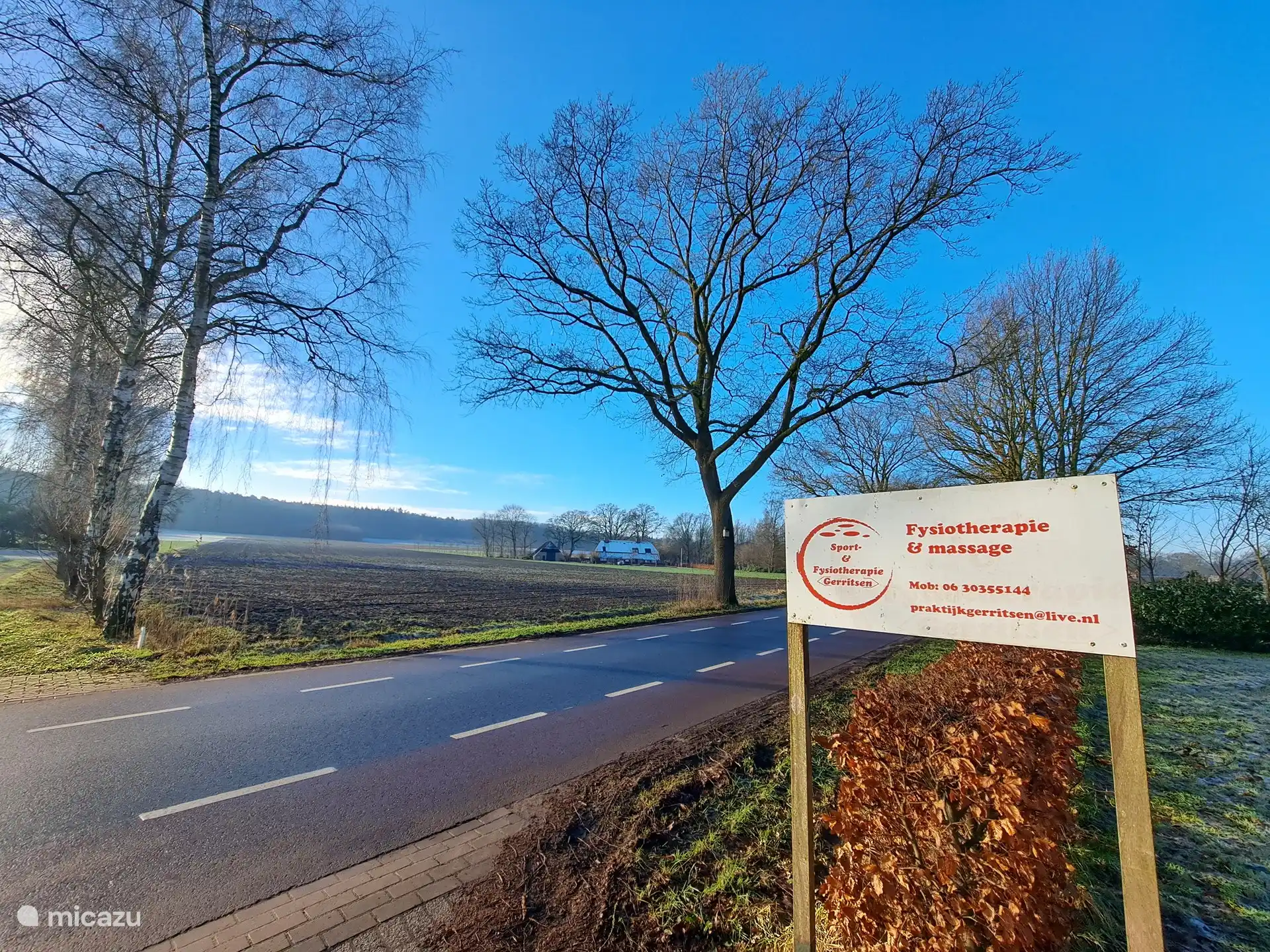 Il y a aussi un physiothérapeute et un équin-thérapeute dans la cour