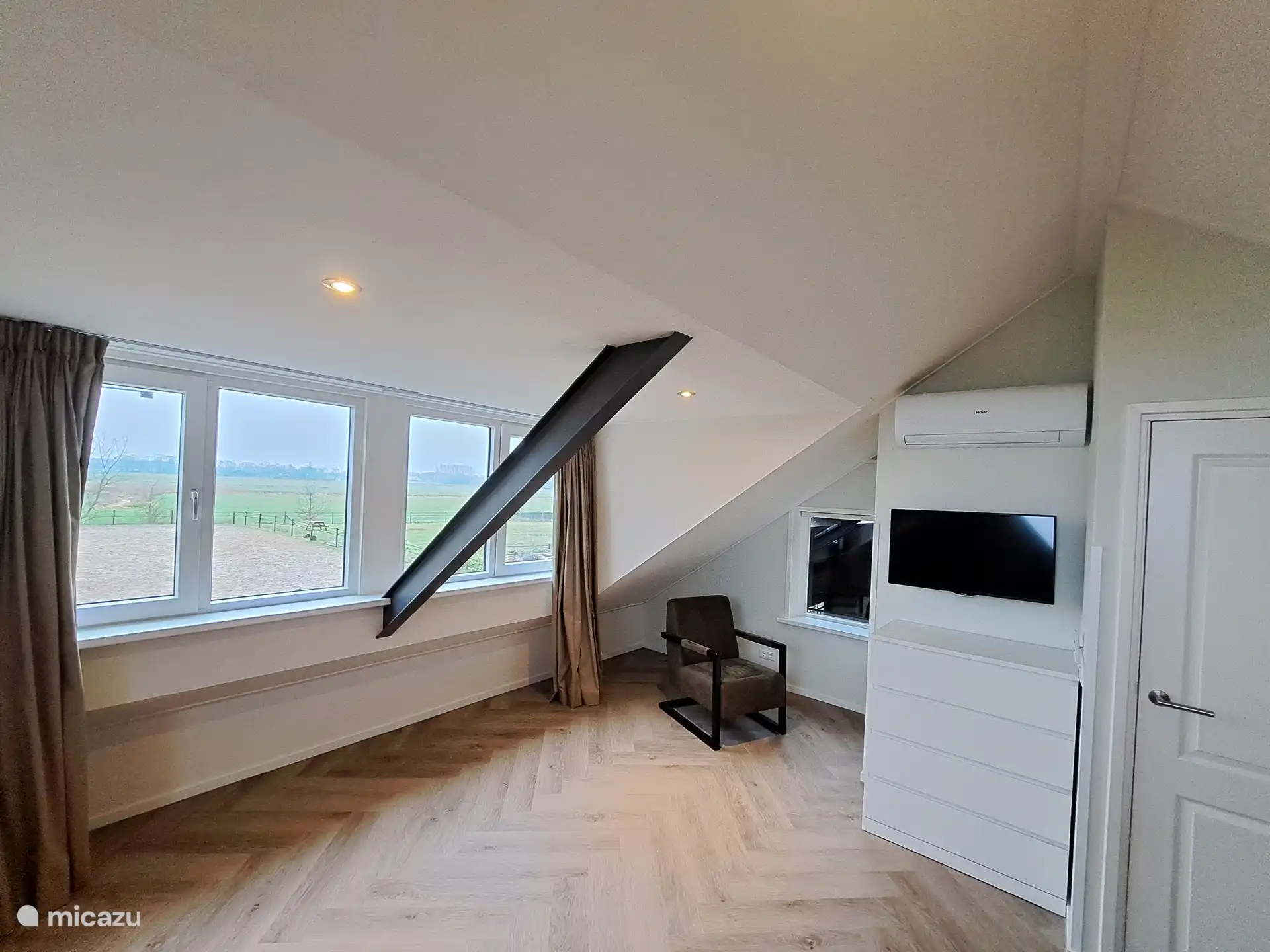 La chambre dispose de la climatisation et d’une télévision. Il y a aussi une fenêtre sur l’écurie