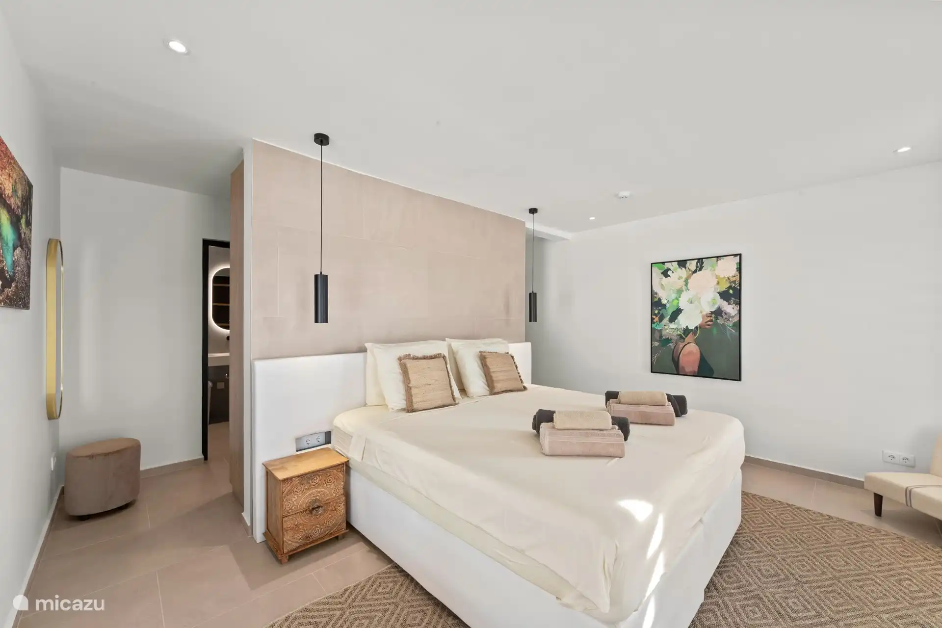 Slaapkamer 2 met achter de bed wand een grote inloopkast. Uiteraard ook airco, bedden van 1 meter breed en tv. Ensuite een eigen luxe badkamer