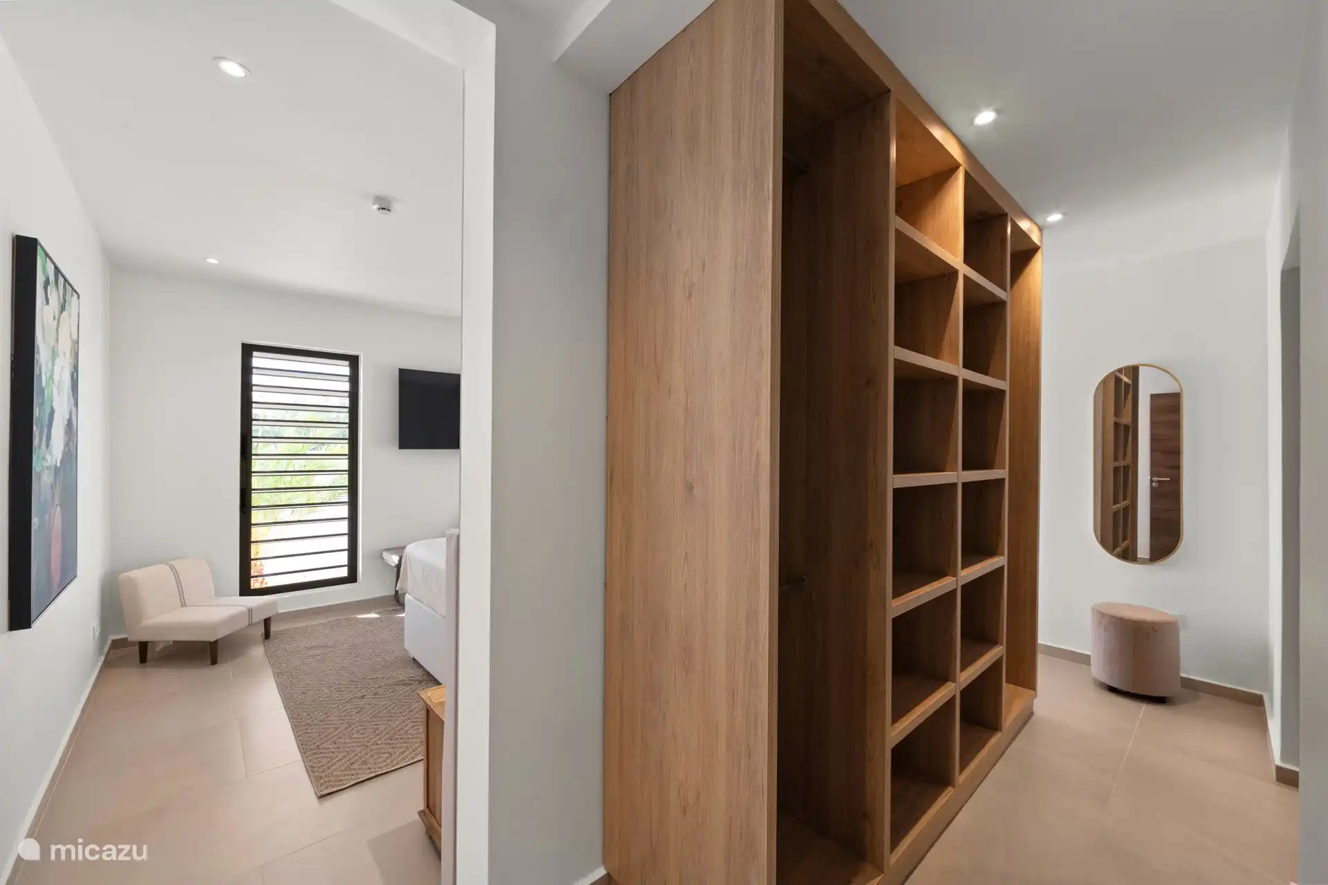 De inloopkast behorend bij slaapkamer 2