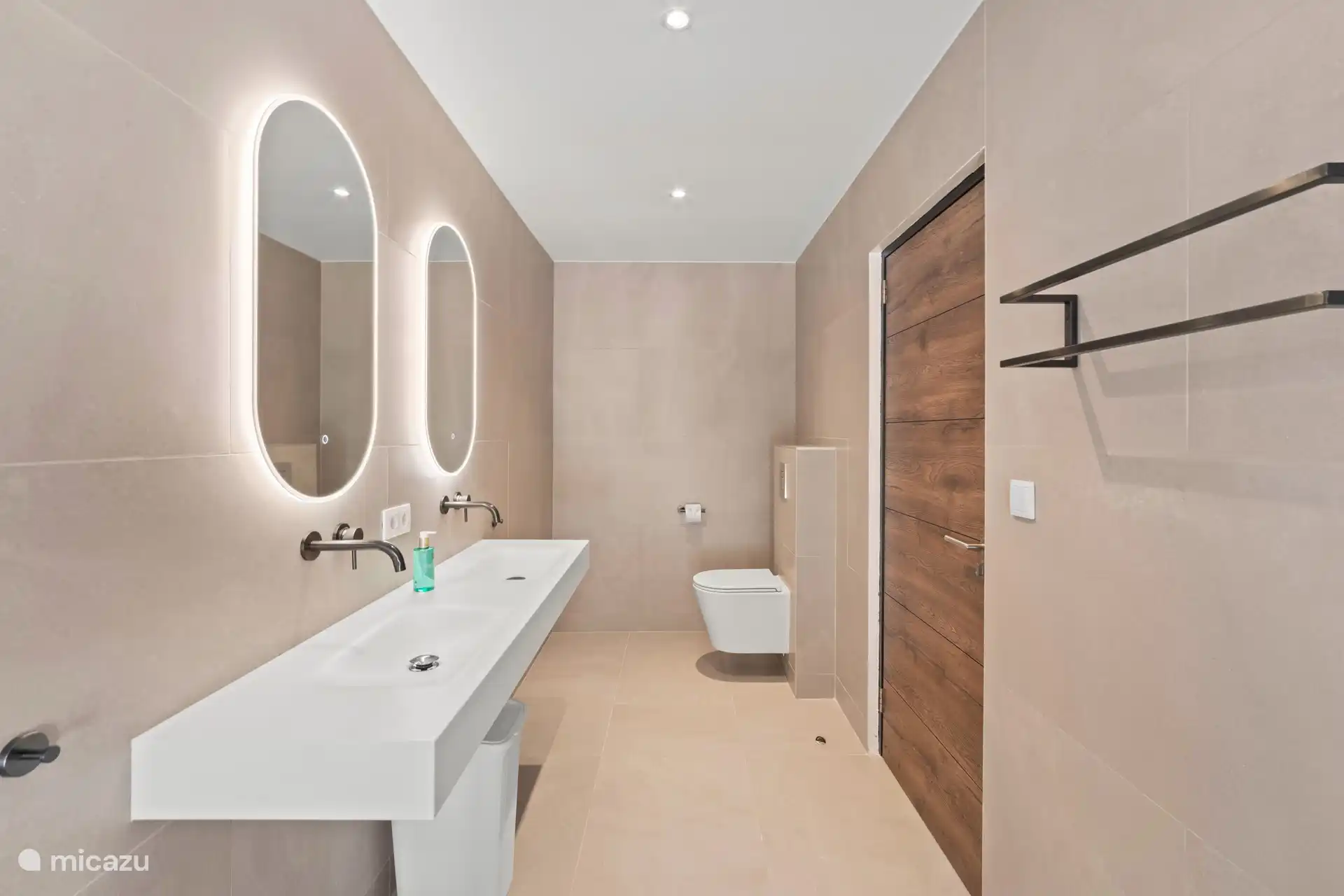 De luxe badkamer behorend bij slaapkamer 2