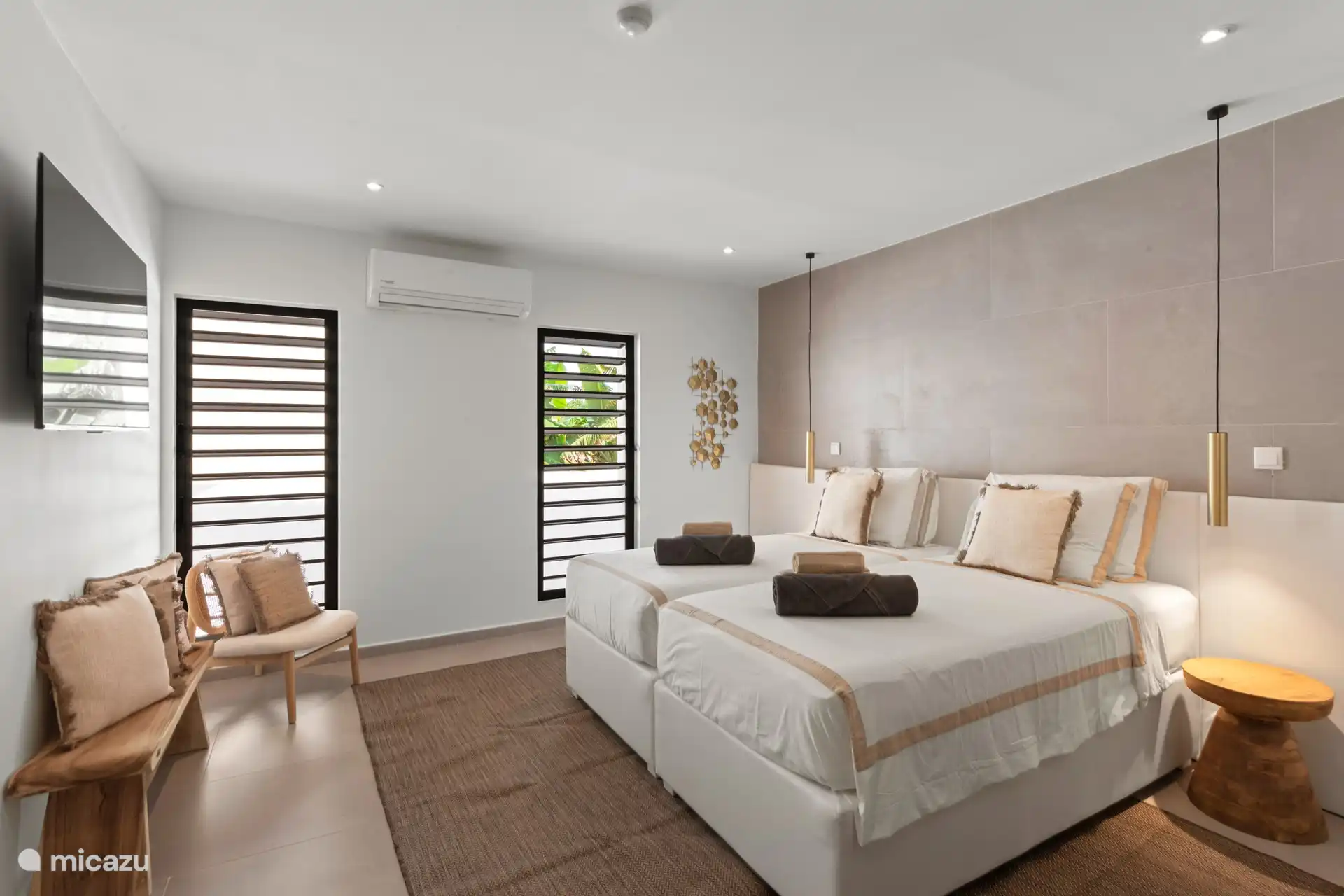 Ook slaapkamer 3 is ruim en gezellig, airco, bedden van 1 meter breed, grote kledingkast en tv en en heeft een eigen luxe badkamer ensuite