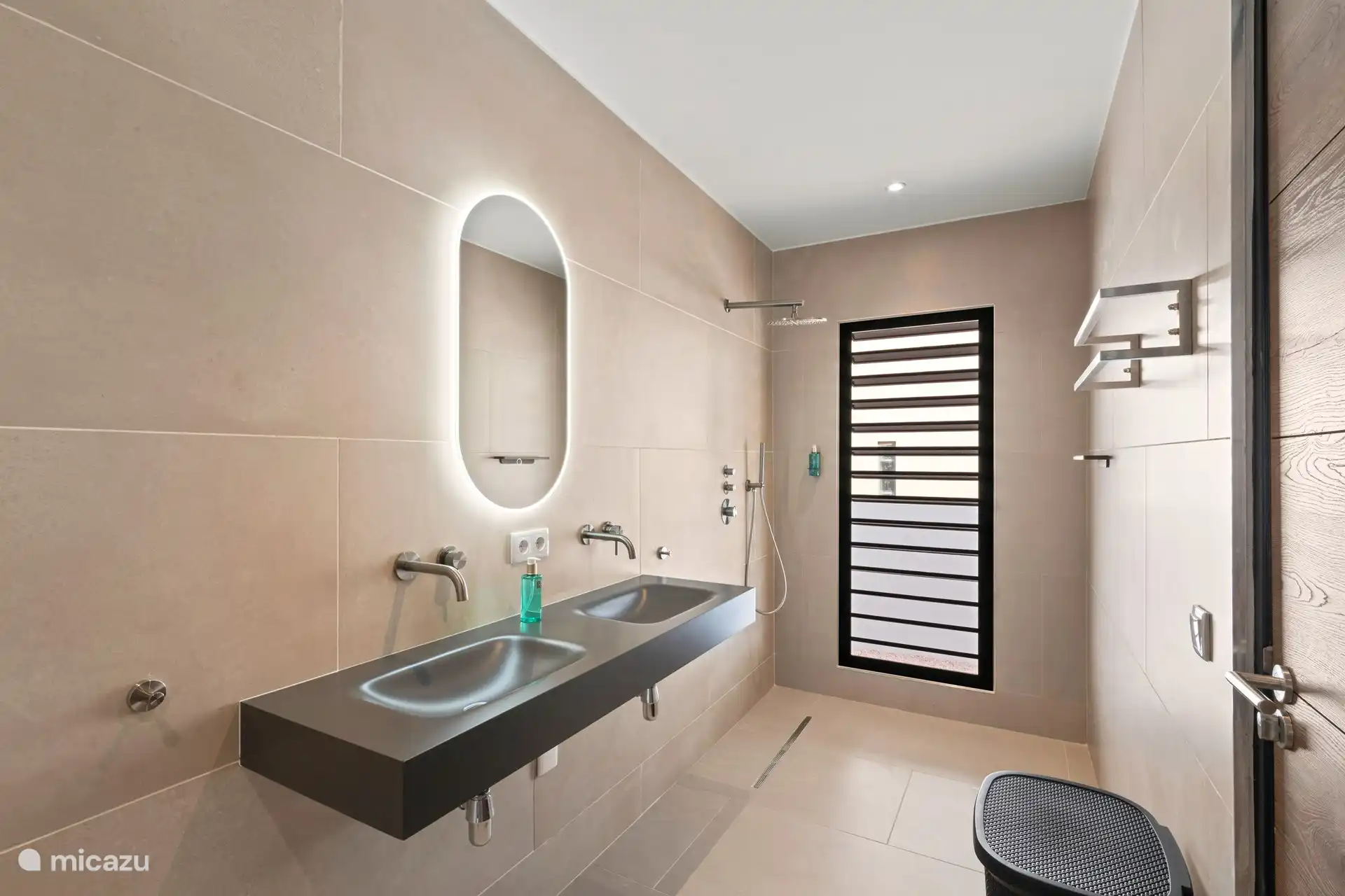 De luxe badkamer behorend bij slaapkamer 3