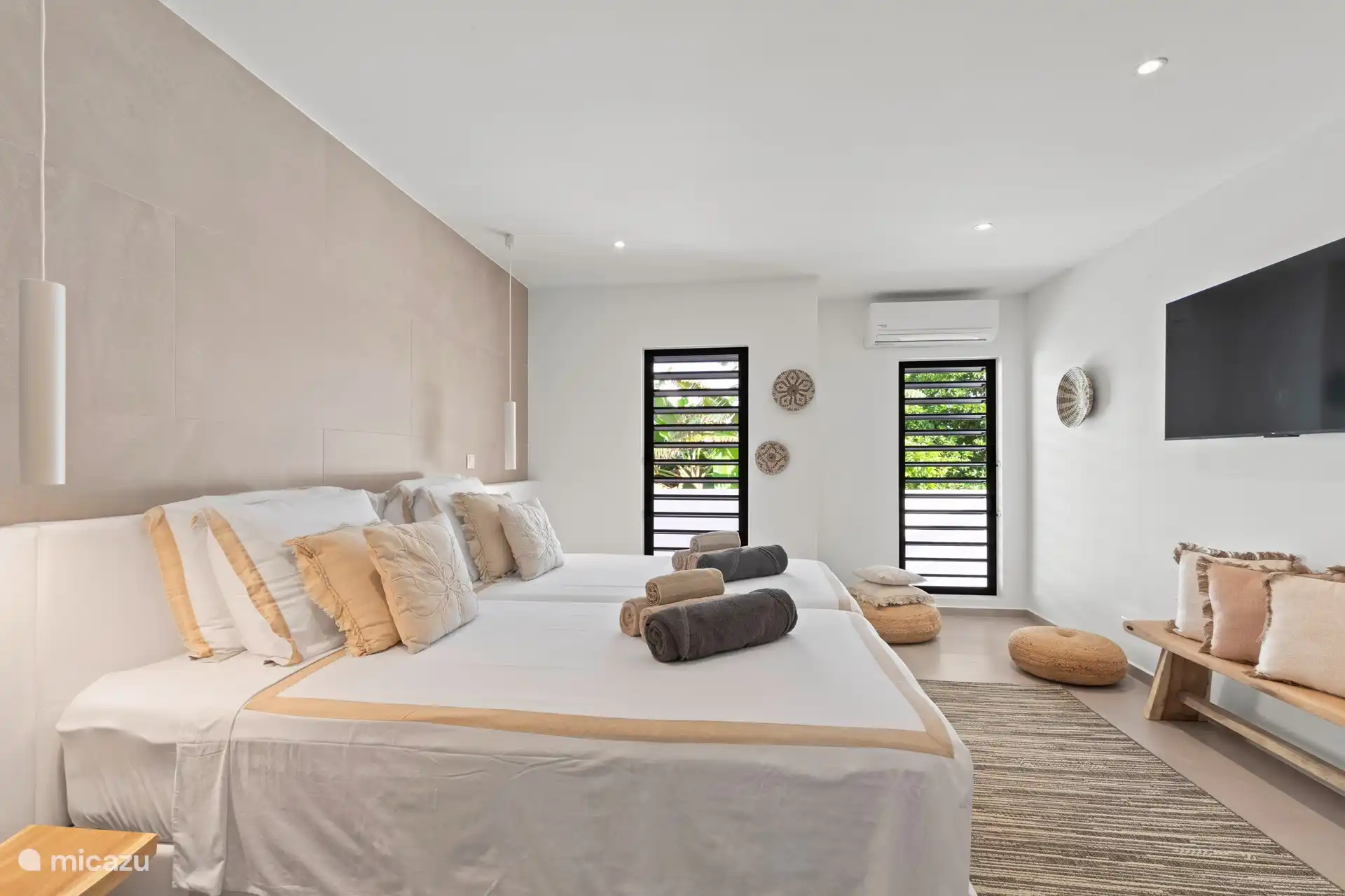 Ook de gezellige ruime slaapkamer 4 heeft bedden van 1 meter breed, airco, tv en ensuite een luxe badkamer