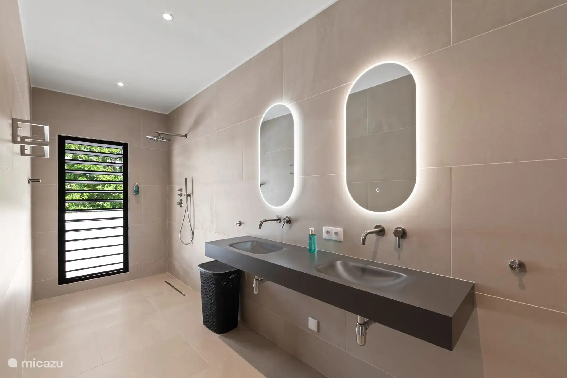 De grote luxe badkamer behorend bij slaapkamer 4