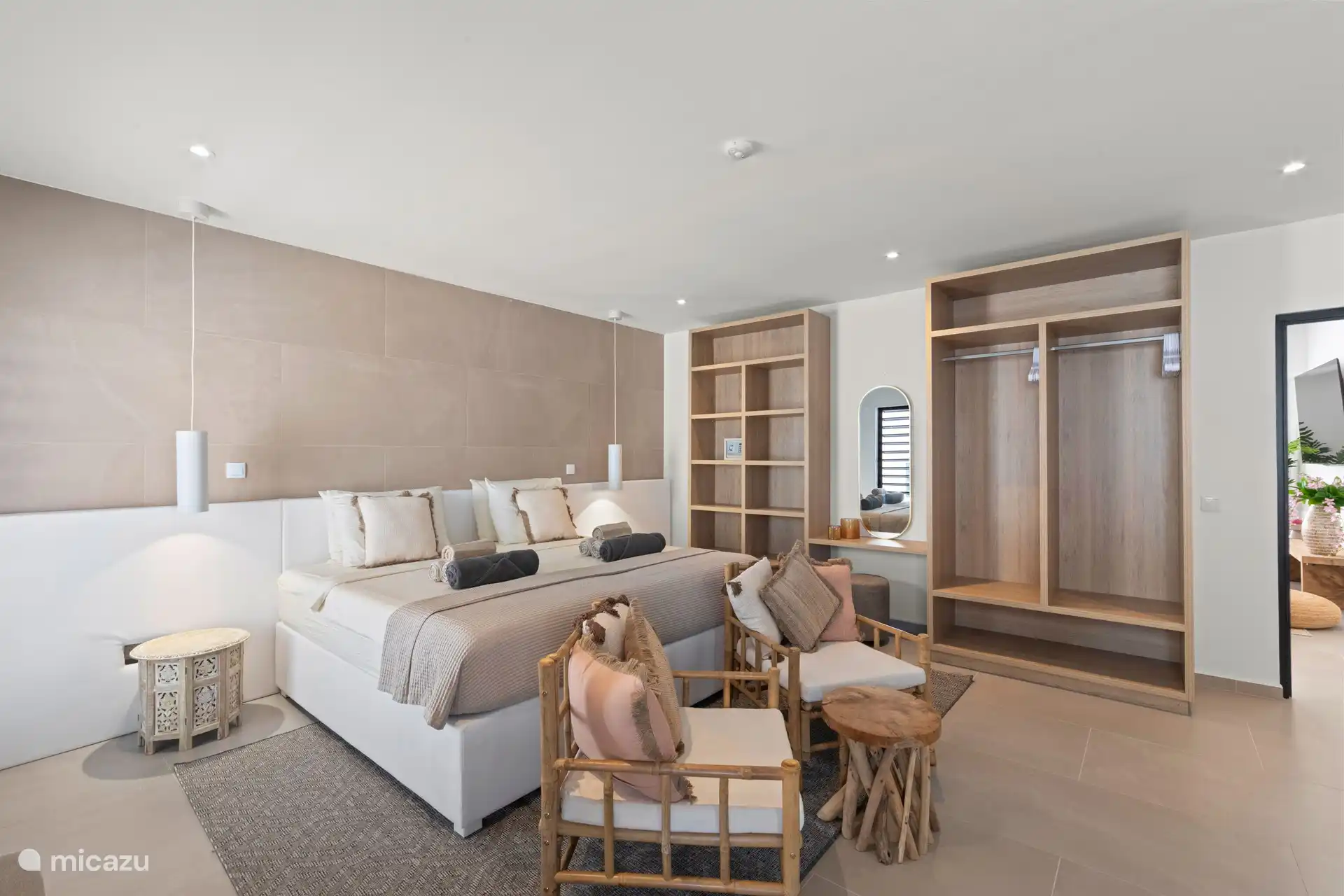 Master slaapkamer de kledingkasten