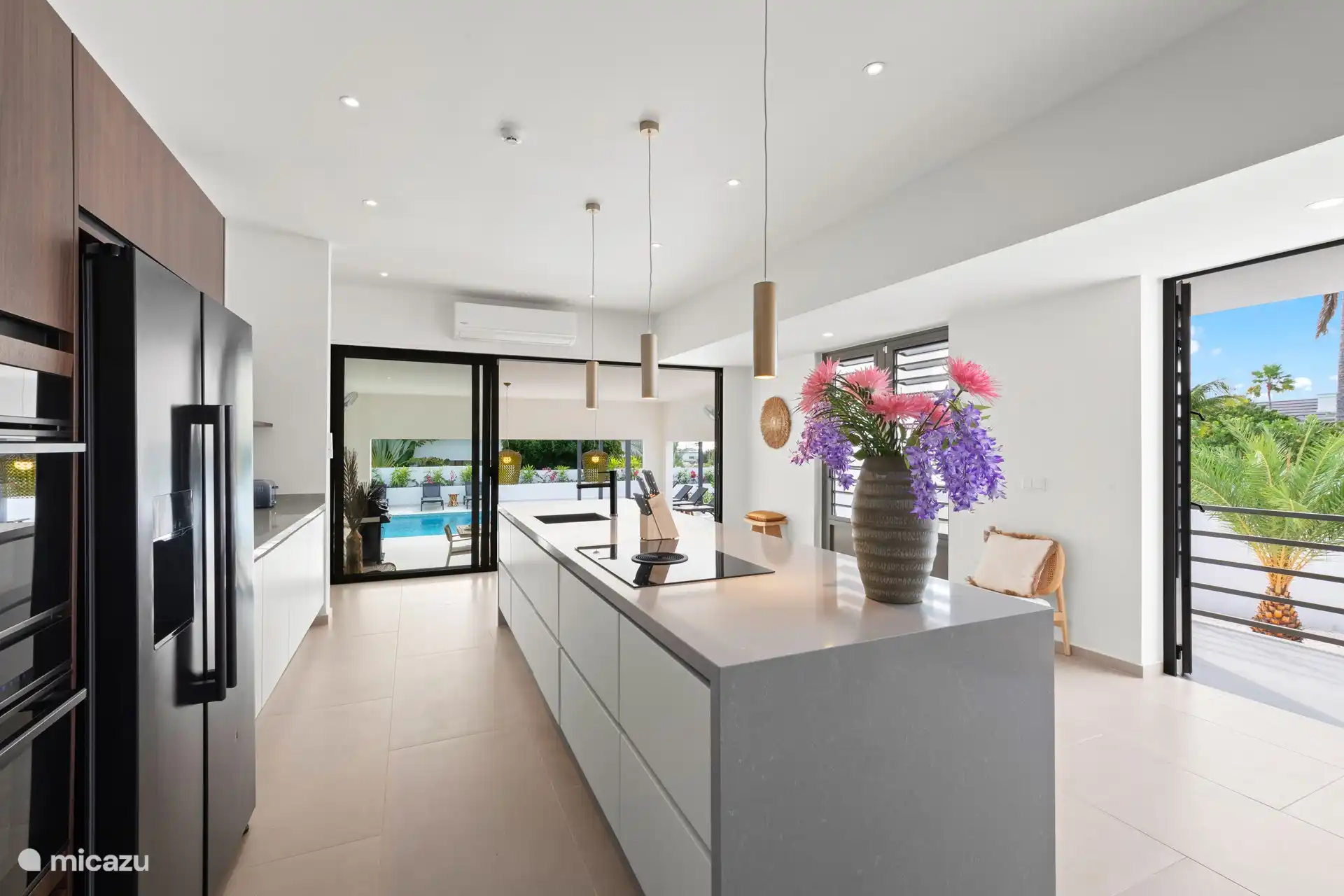 Luxe keuken met inductie kookplaat en Bora afzuigkap. Ook hier airco, maar zelden nodig ivm de grote shutterdeuren die heerlijk de wind toelaten