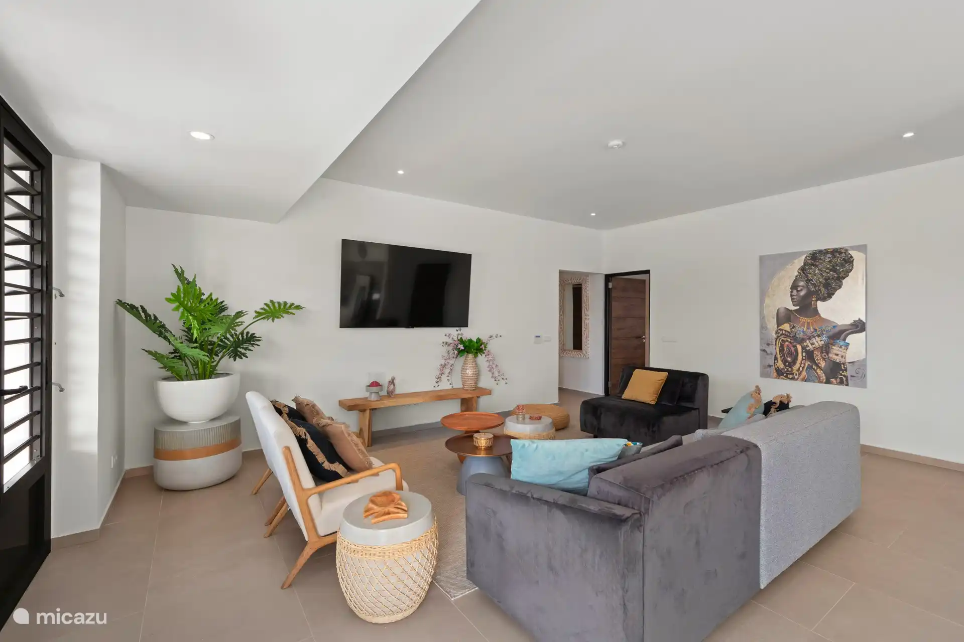 Heerlijke ruime zithoek met grote tv met wereld zenders