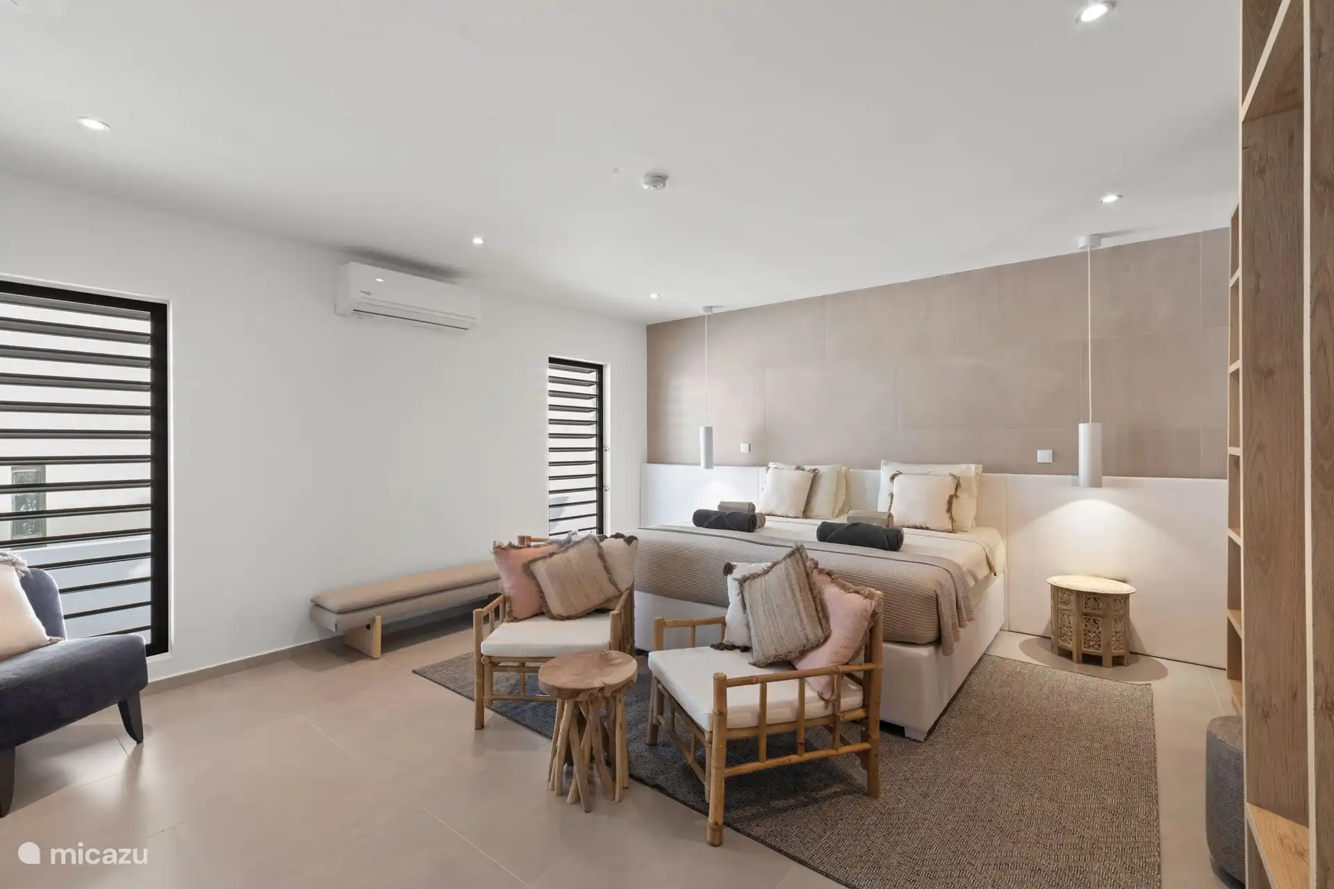 De master slaapkamer is extra groot. Bedden van 1 meter breed en grote tv. Aangrenzend een zeer luxe badkamer.