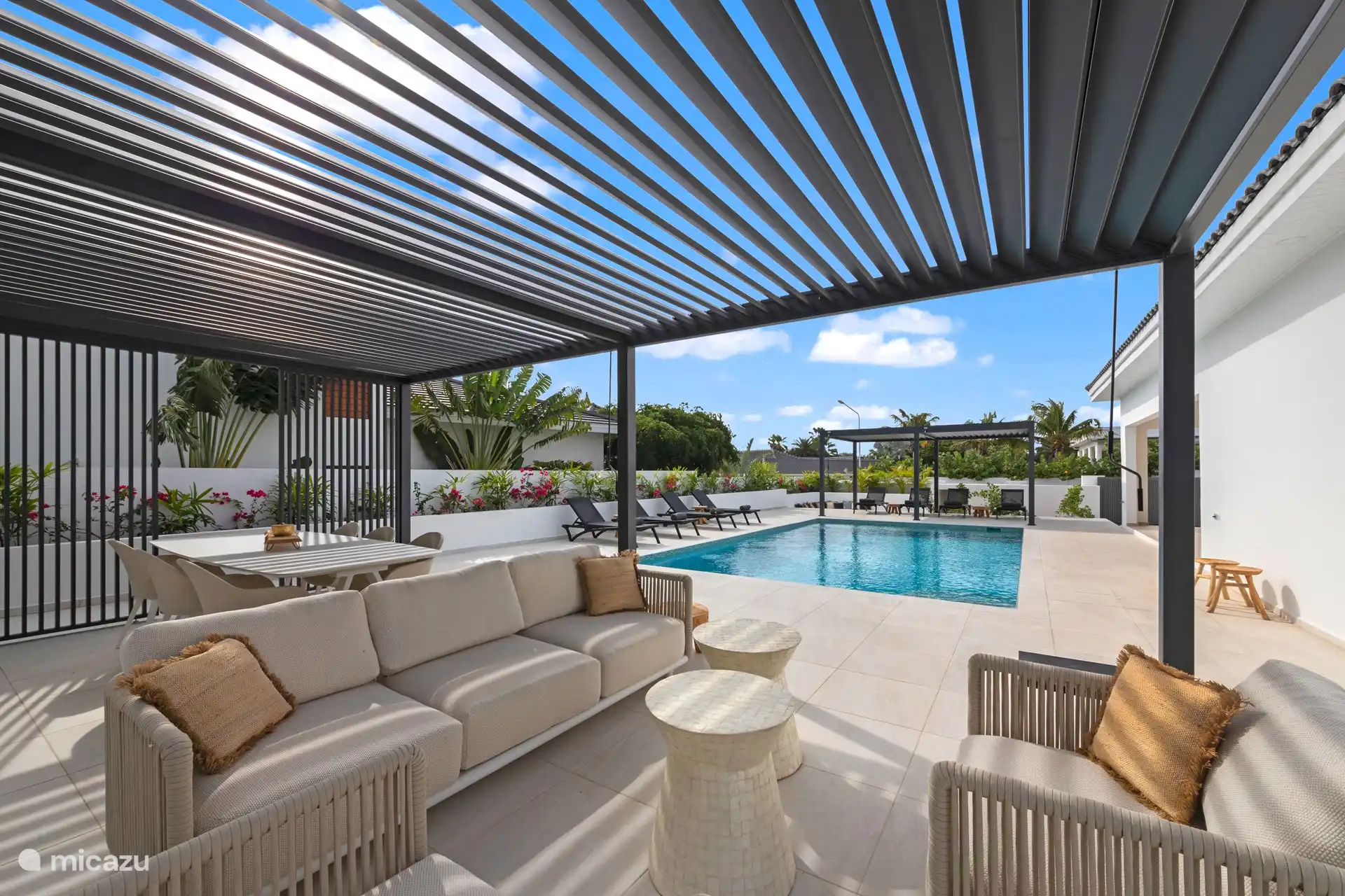 Zowel loungebank als eet/werk tafel achterin. Ook hier de luxe palapa