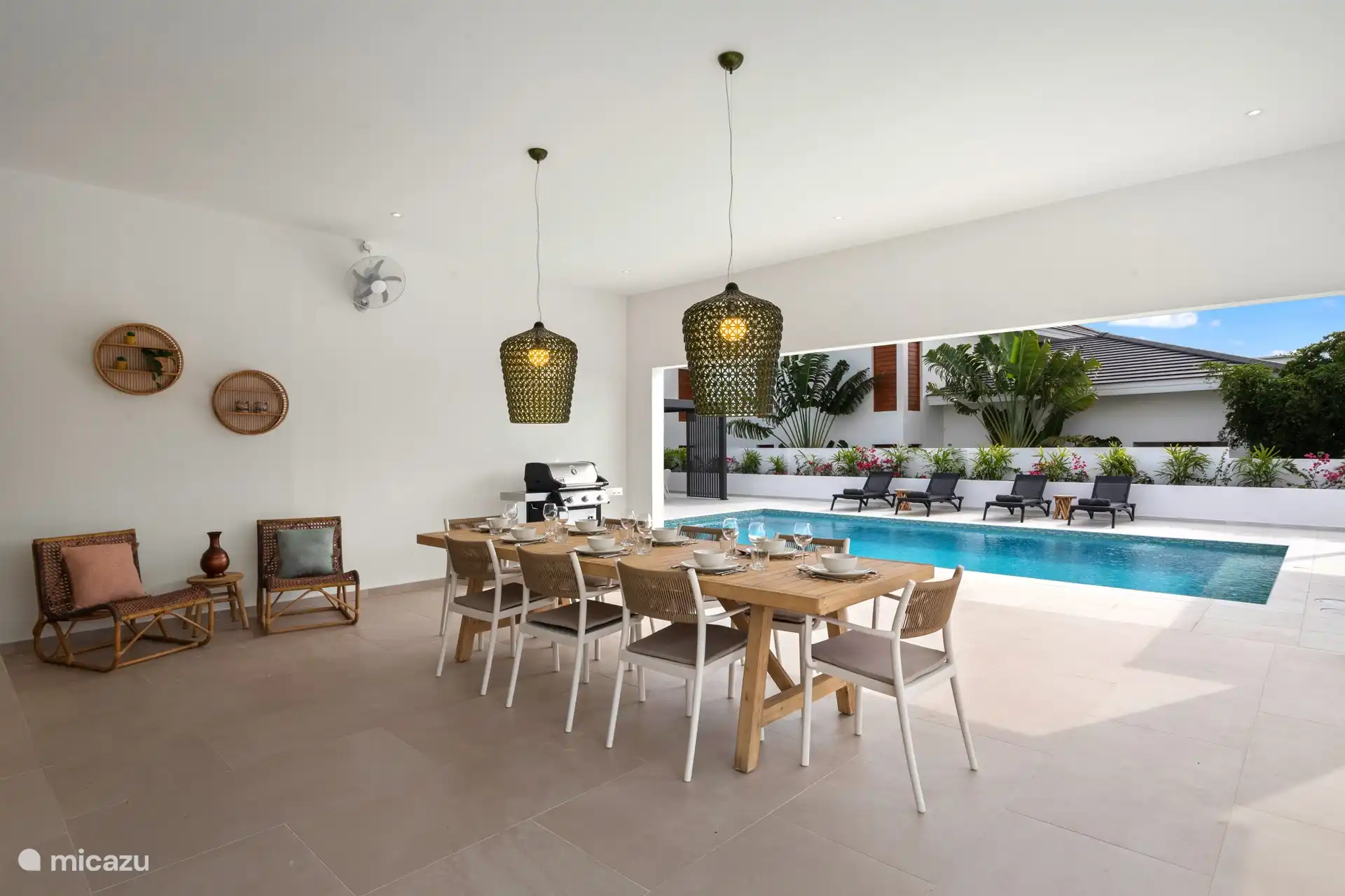 Eettafel in de porche, aansluitend aan de huiskamer/keuken. Heerlijk buiten eten!