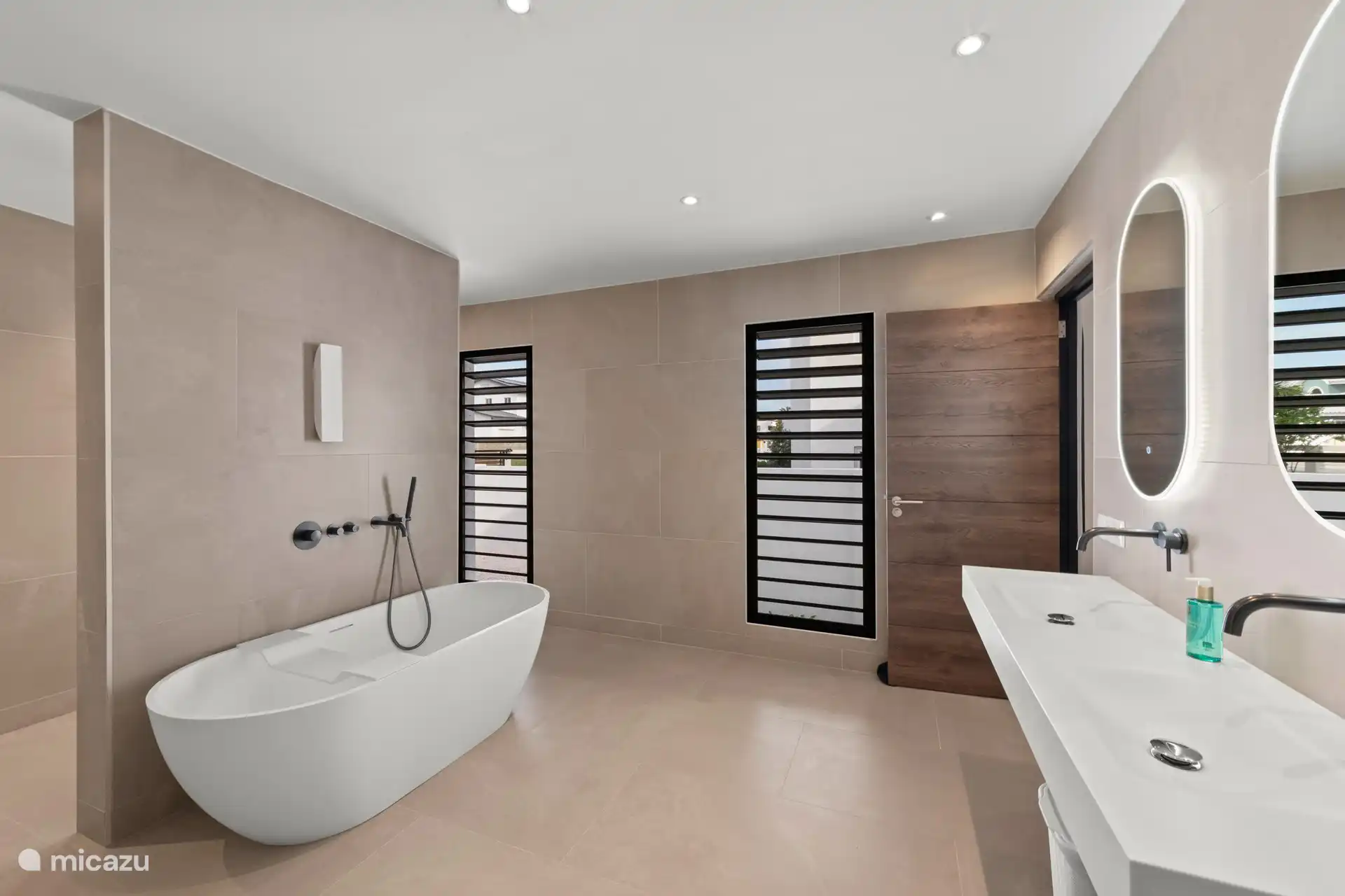 De luxe badkamer aangrenzend aan de master slaapkamer.