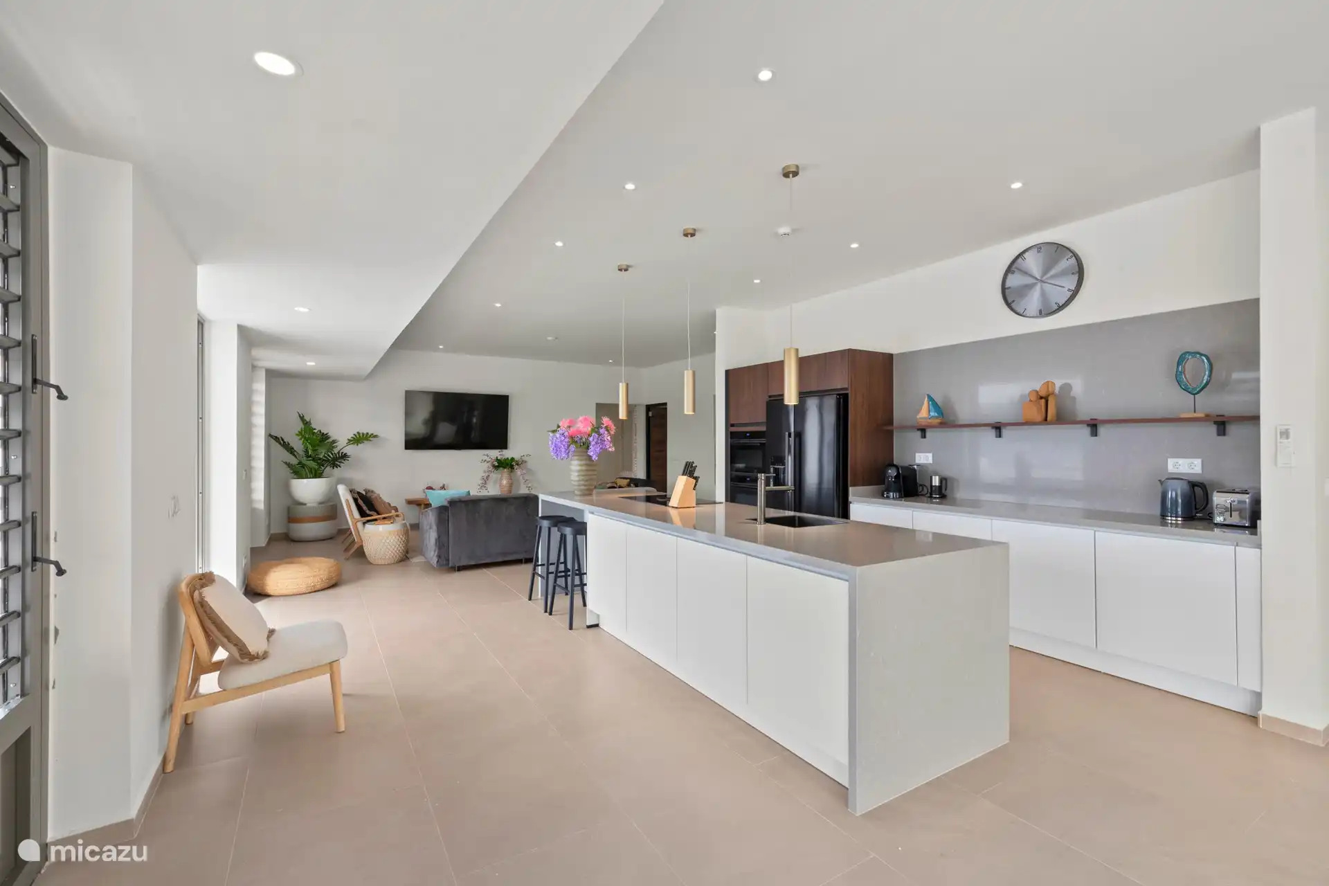 Keuken met alles erop en eraan. Inductie koken met Bora afzuigkap. Airco in deze ruimte. Maar ook deuren met shutters voor heerlijke wind.