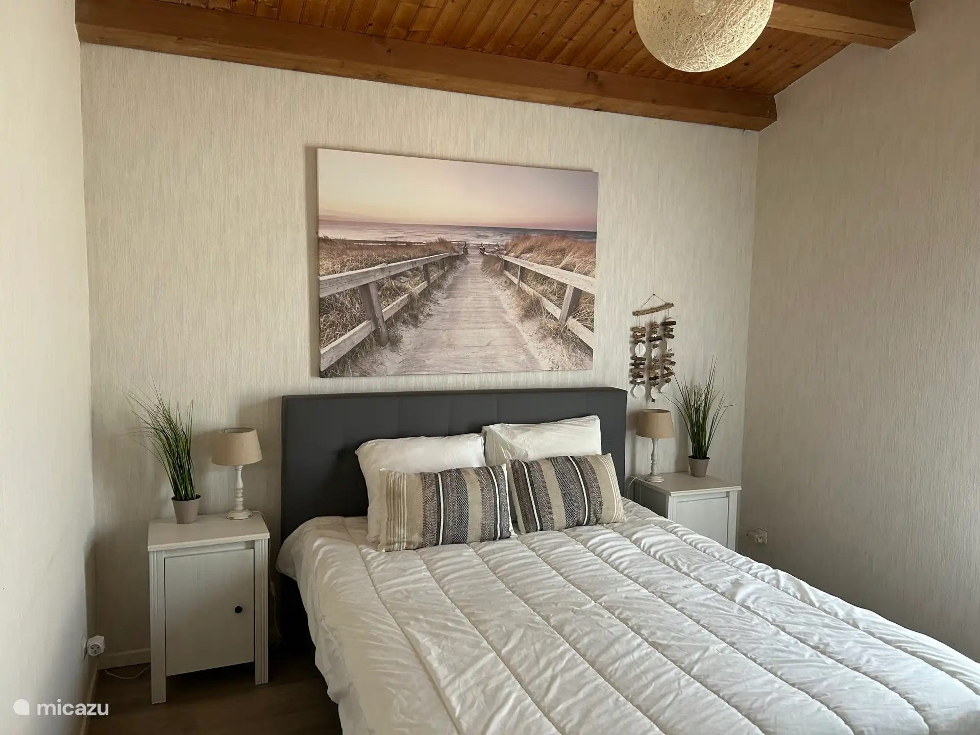 Bedroom with double box-spring bed