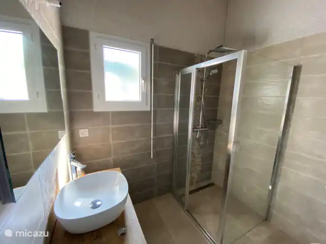 bungalow huren in Frankrijk, Charente-Maritime, Le Bois-Plage-en-Ré – Strandbungalow Atlantique, Ile de Ré badkamer met regendouche