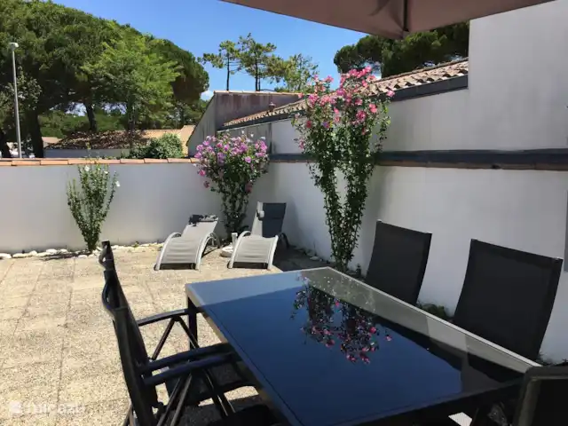 bungalow huren in Frankrijk, Charente-Maritime, Le Bois-Plage-en-Ré – Strandbungalow Atlantique, Ile de Ré Terras met ligbedden