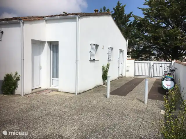 bungalow huren in Frankrijk, Charente-Maritime, Le Bois-Plage-en-Ré – Strandbungalow Atlantique, Ile de Ré Afgesloten parkeerplaats